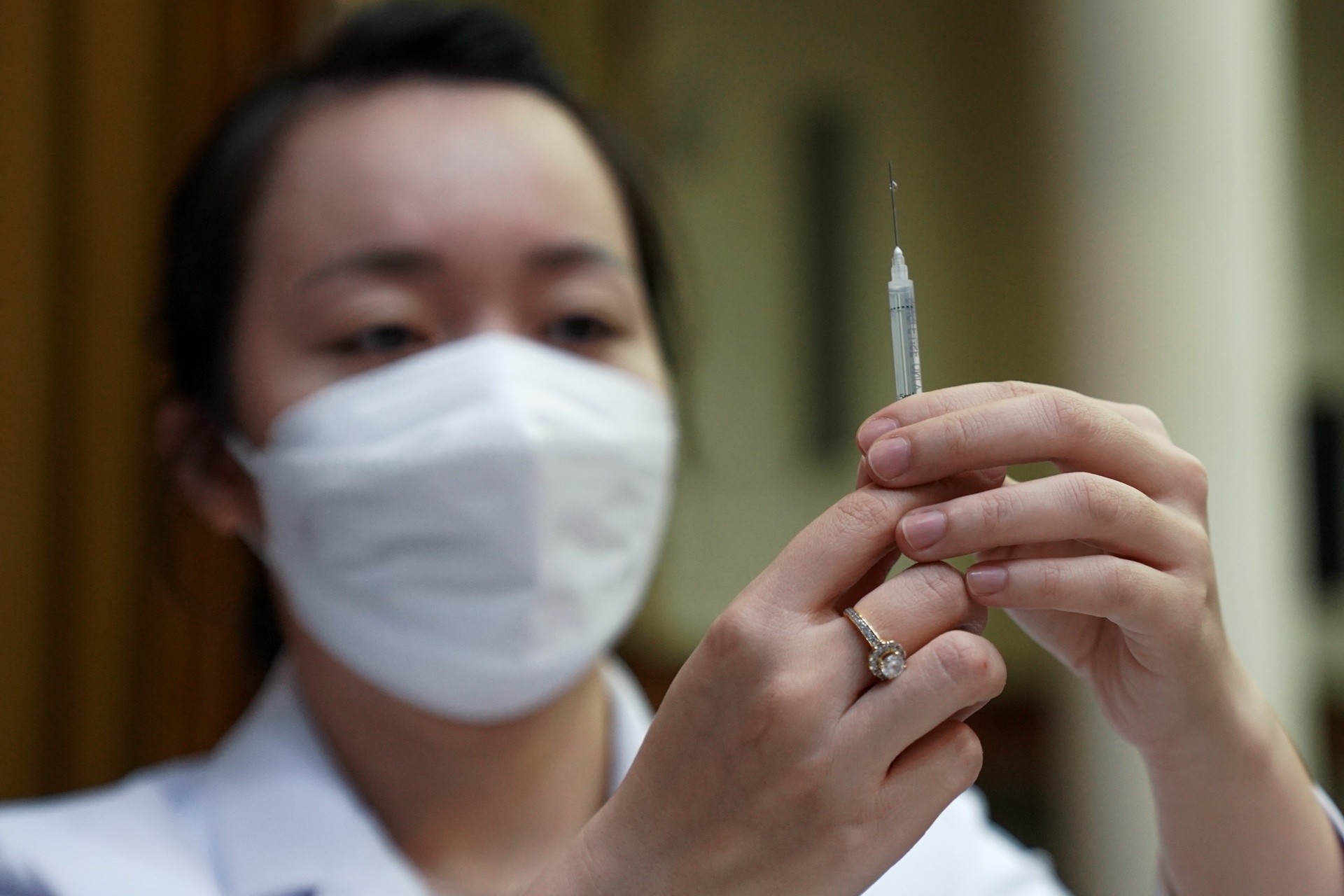 Nghien cuu de xuat tiem vaccine dich vu, khong di chuyen F0 ra ngoai hinh anh