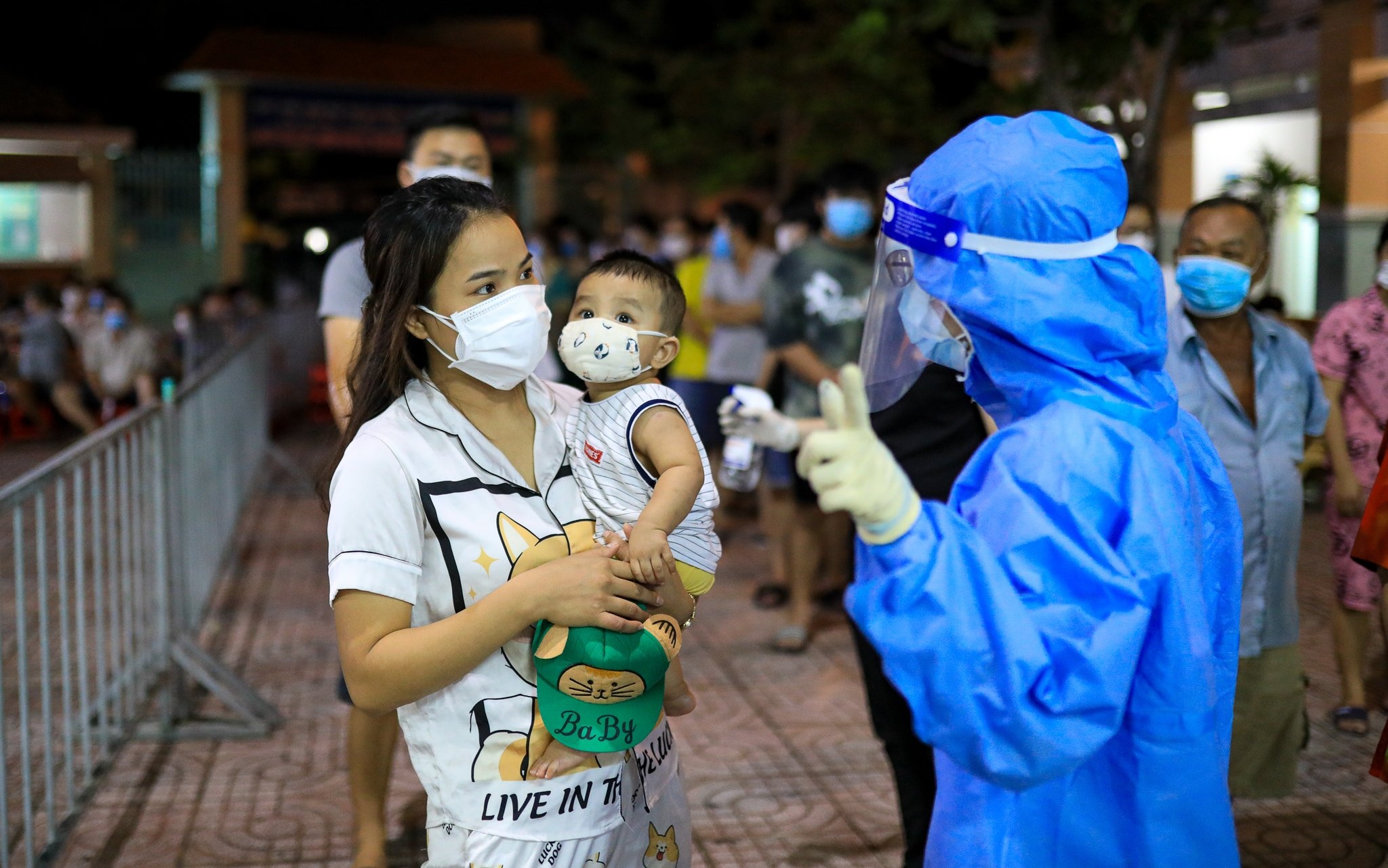 Den tan nha xet nghiem trong thoi gian phong toa anh 2