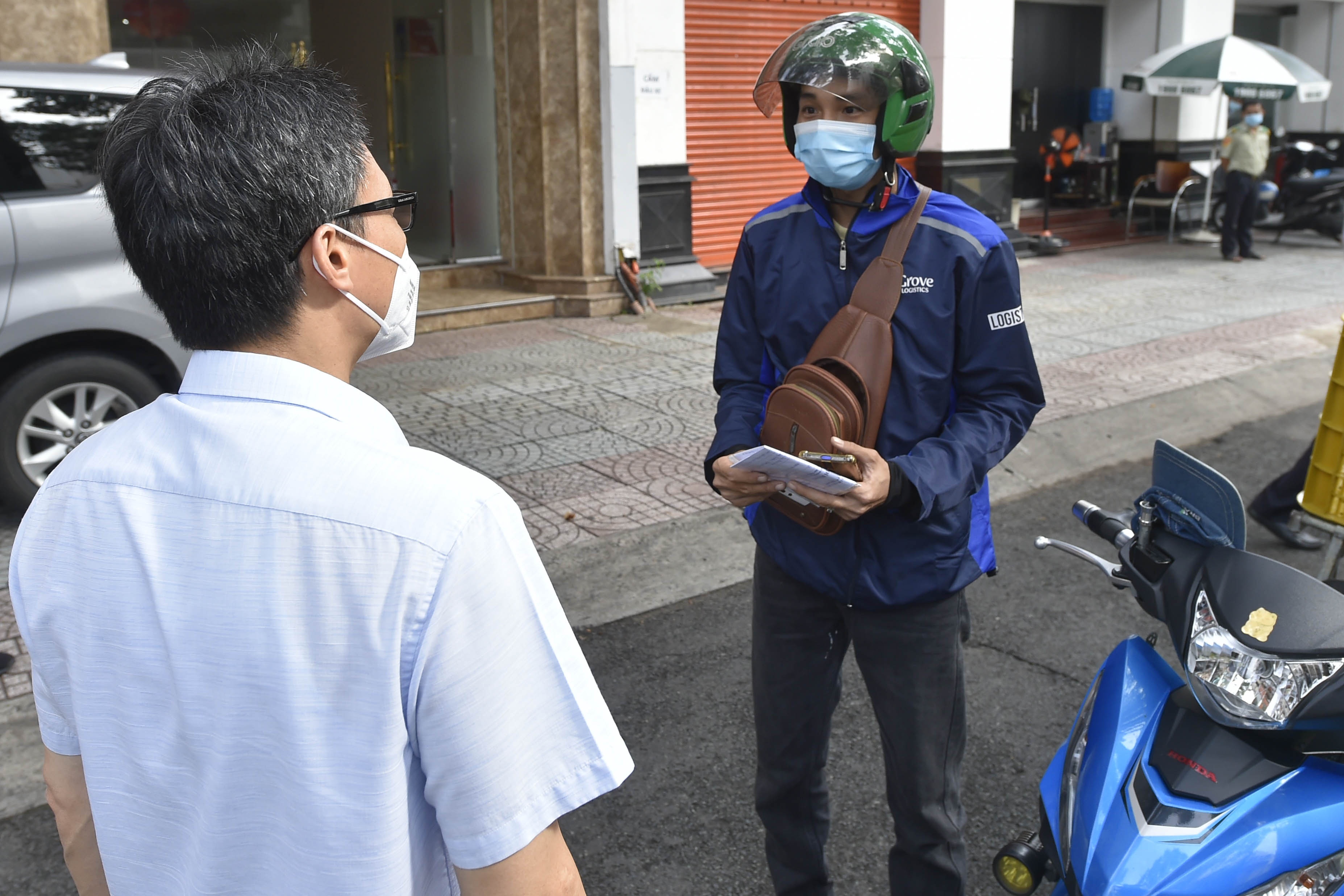 nguoi dan TP.HCM bat ngo khi Pho thu tuong hoi tham anh 2