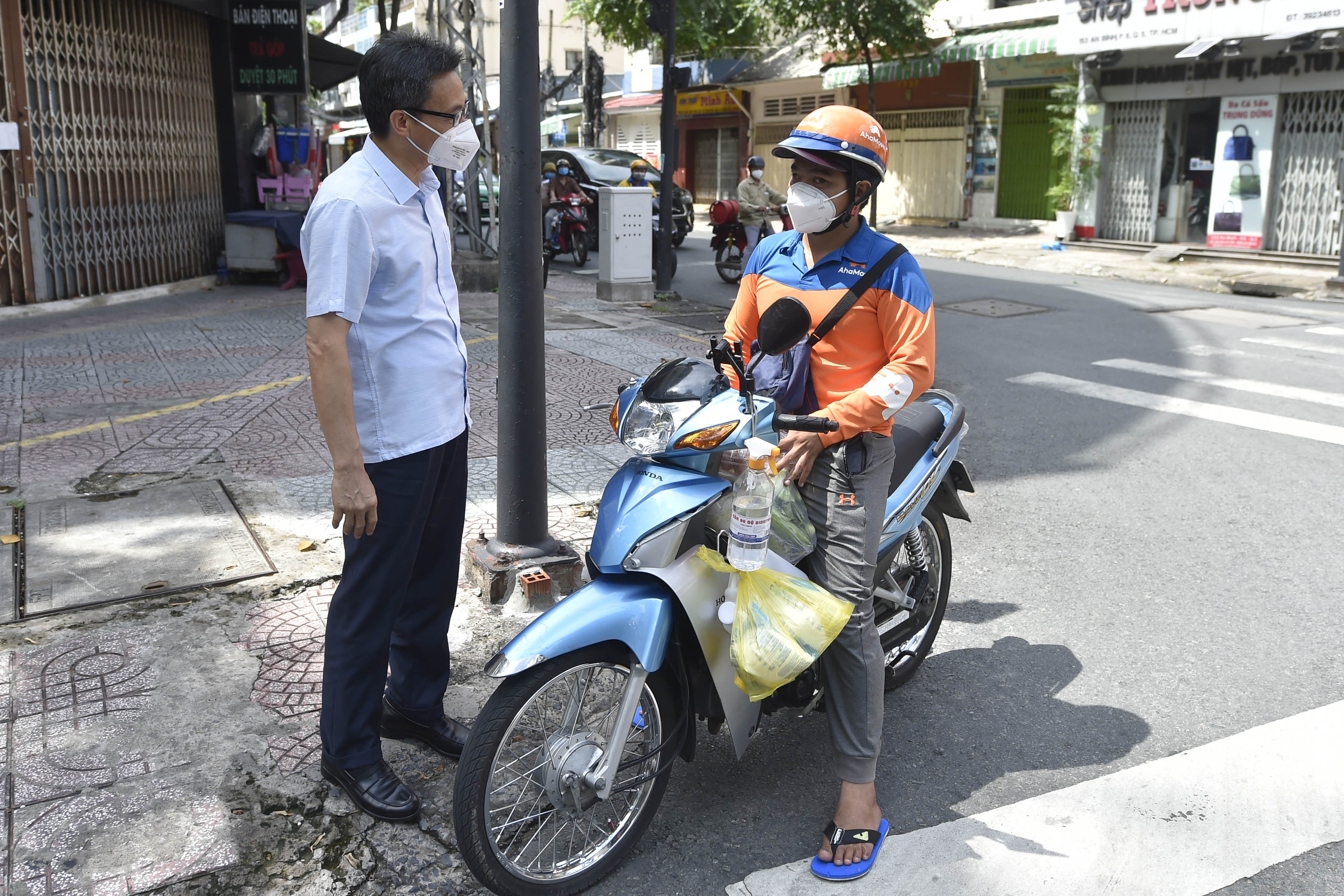 nguoi dan TP.HCM bat ngo khi Pho thu tuong hoi tham anh 3