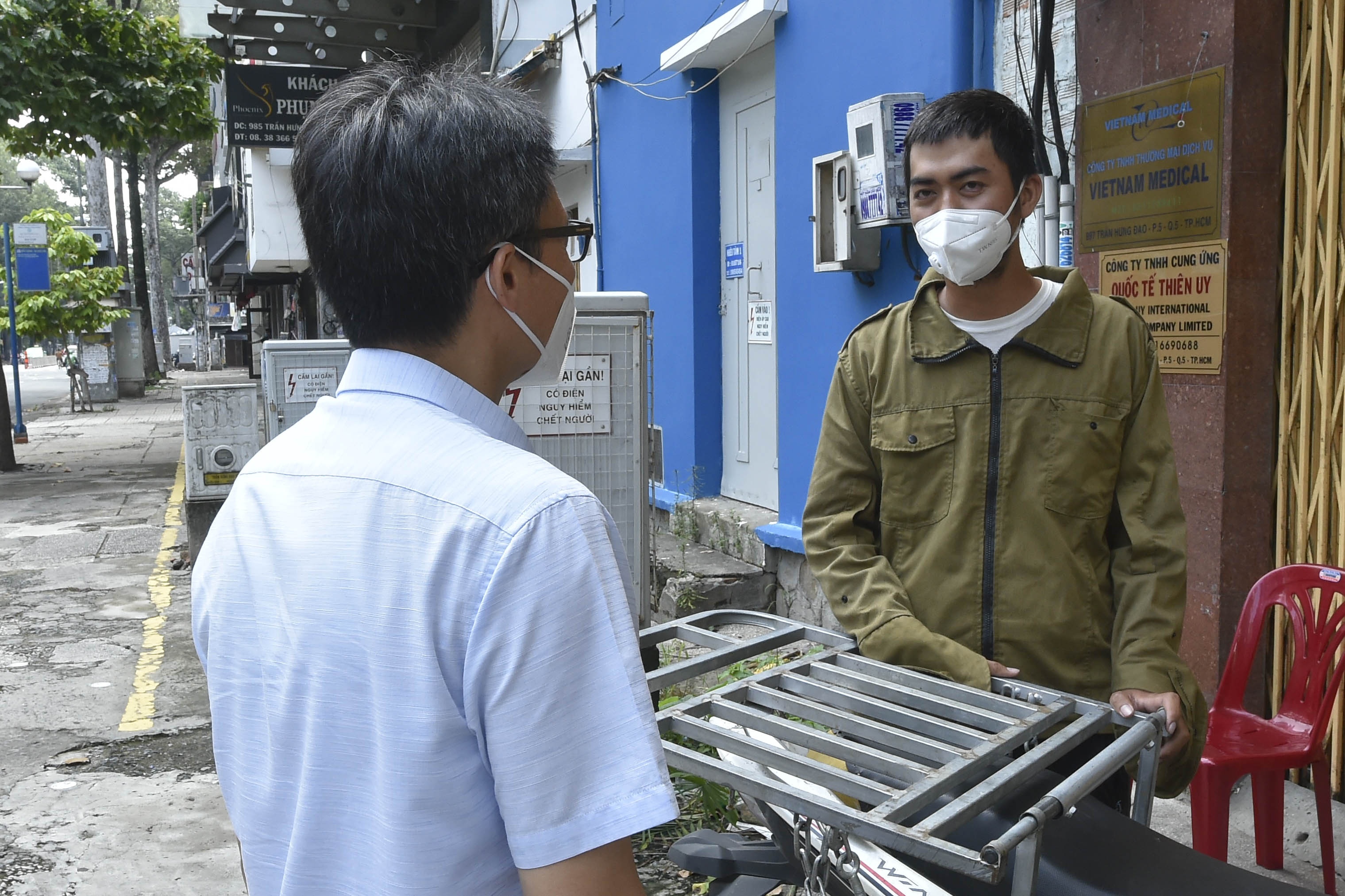 nguoi dan TP.HCM bat ngo khi Pho thu tuong hoi tham anh 7