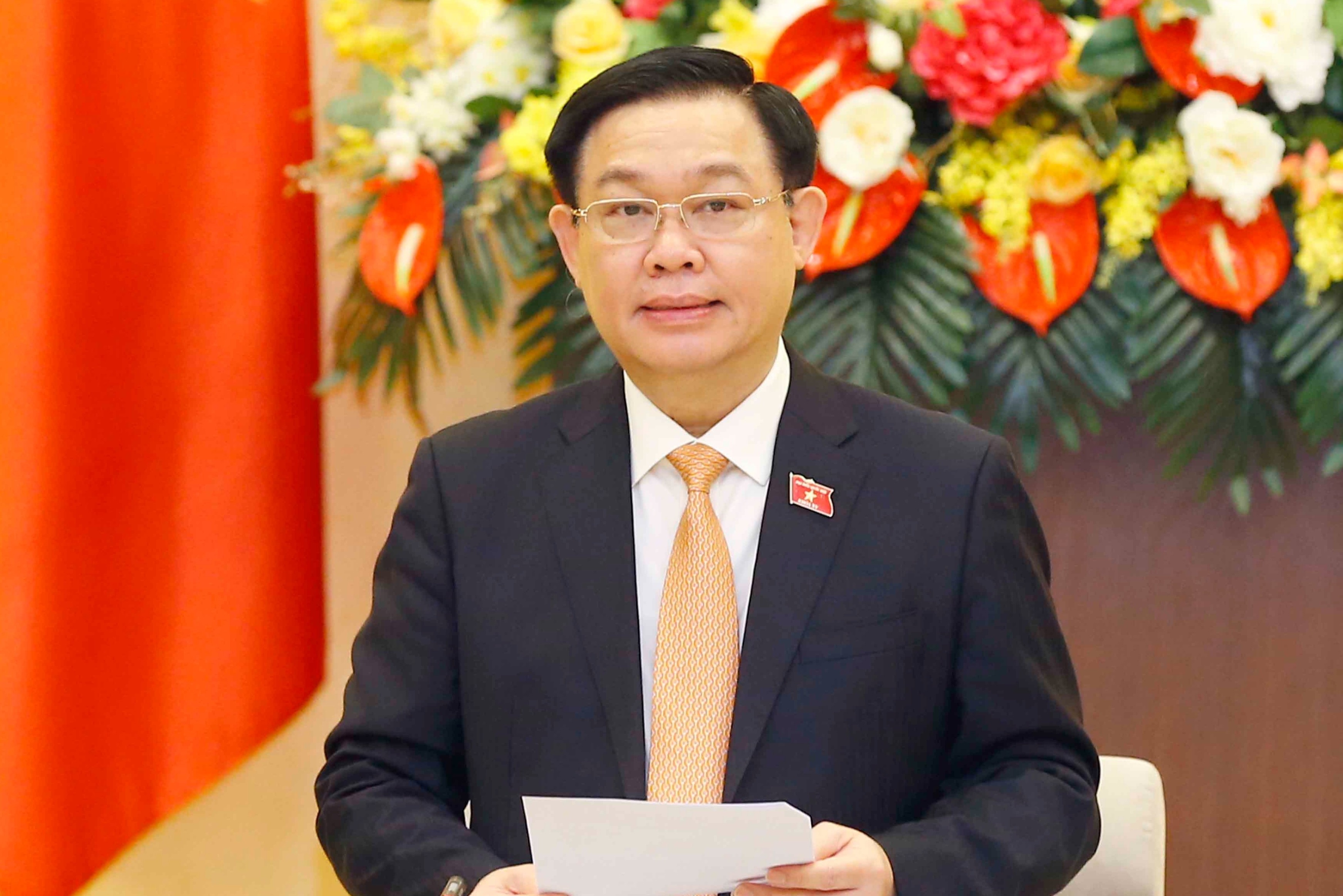 Chu tich Quoc hoi: 'Lam viec ngay dem' de sat canh cung CP chong dich hinh anh