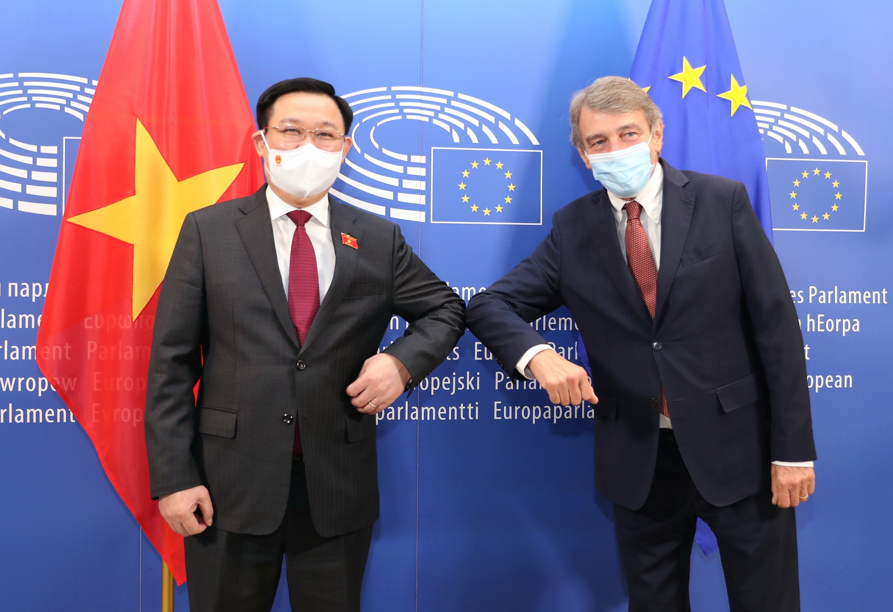 Chu tich Quoc hoi van dong chia se vaccine anh 1