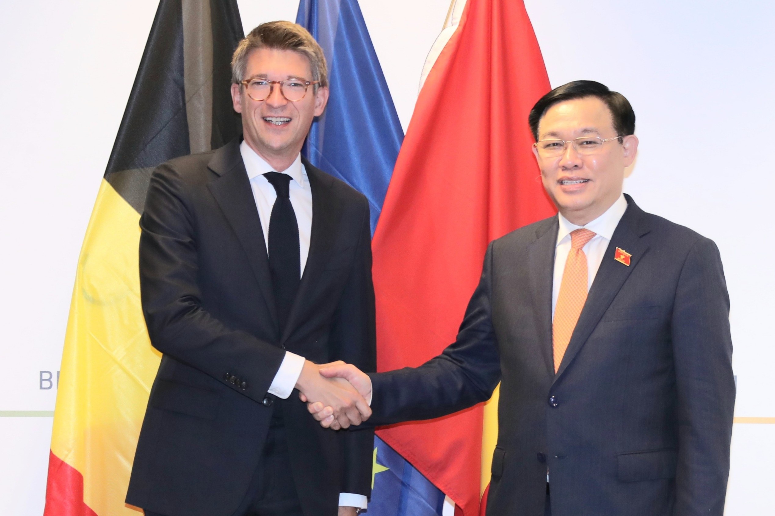 Bi ho tro Viet Nam 100.000 lieu vaccine hinh anh