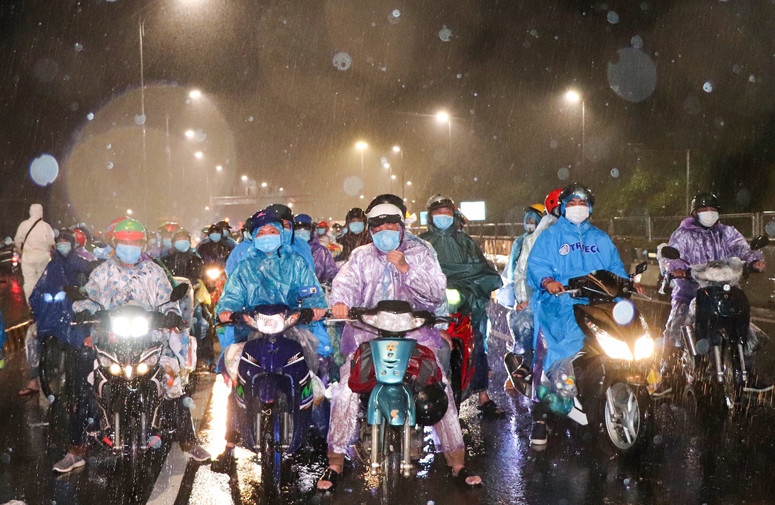 Hon 1.000 F0 trong dong nguoi ve que tu dau thang 10 hinh anh