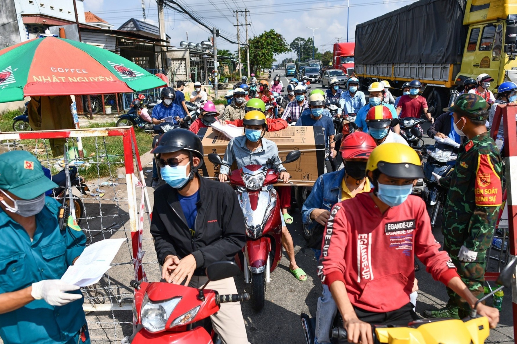 Thu tuong keu goi nguoi dan o TP.HCM khong tu di chuyen ve que hinh anh