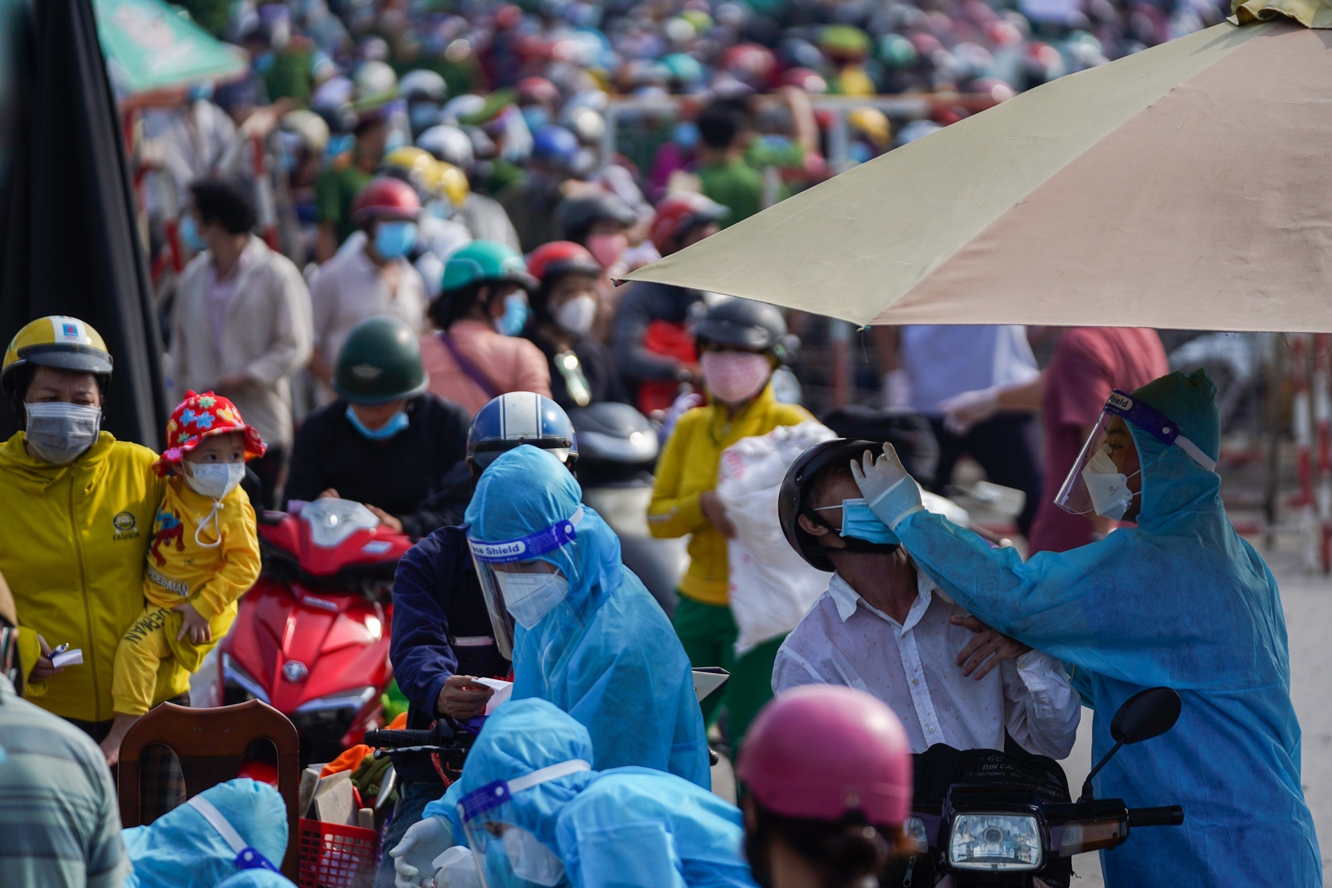 Dong nguoi di dan ve mien Tay nam ngoai moi kich ban anh 4