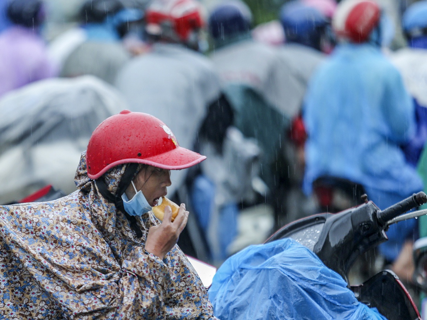 Kien nghi ho tro chi phi di lai, cach ly cho nguoi tu vung dich ve que hinh anh