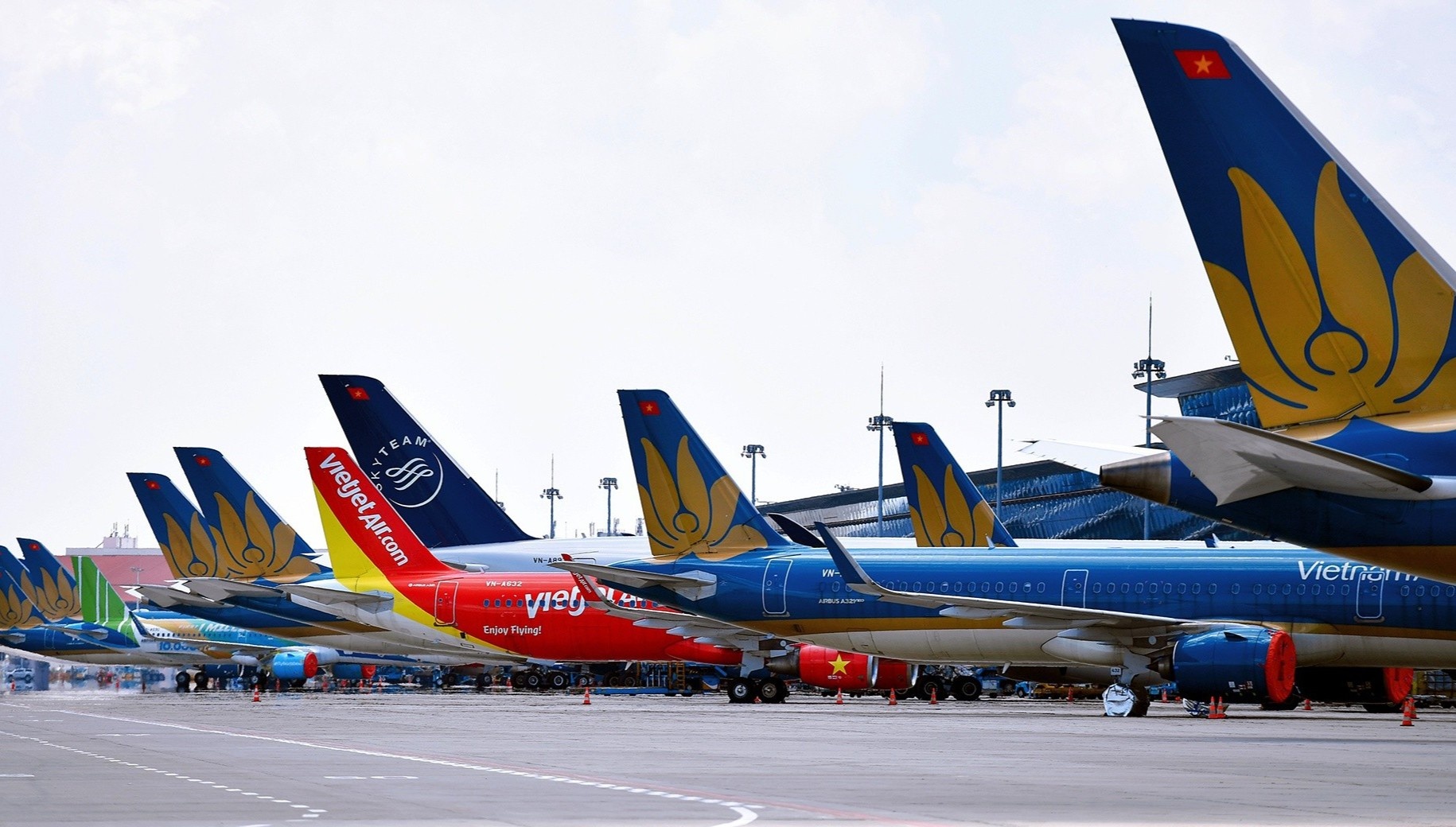 Chinh phu dong y thi diem mo lai cac duong bay noi dia tu 10/10 hinh anh