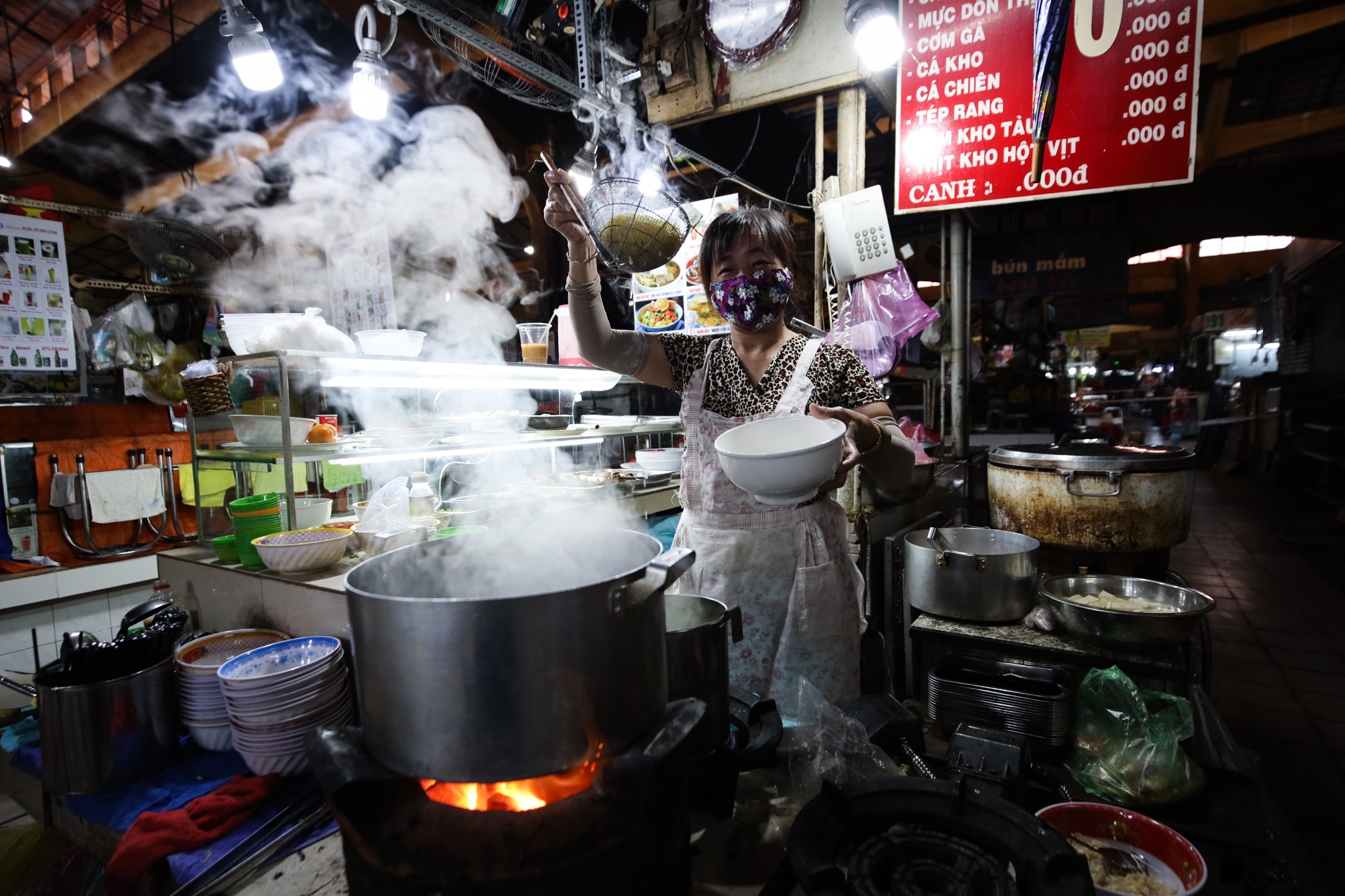 Quan an, cho luon duoc mo cua du co dich hinh anh