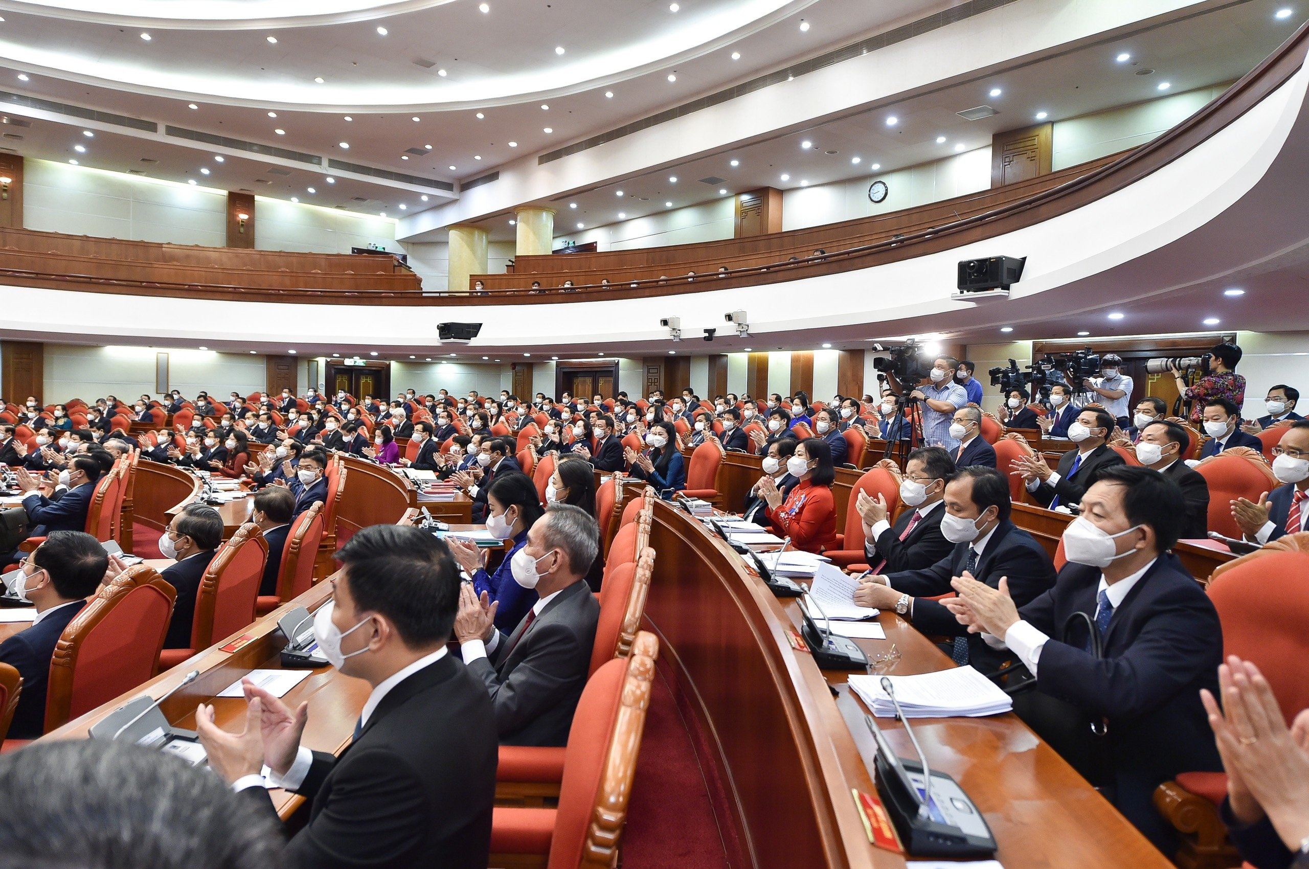 Dang vien khong duoc nhap quoc tich, chuyen tien ra nuoc ngoai hinh anh