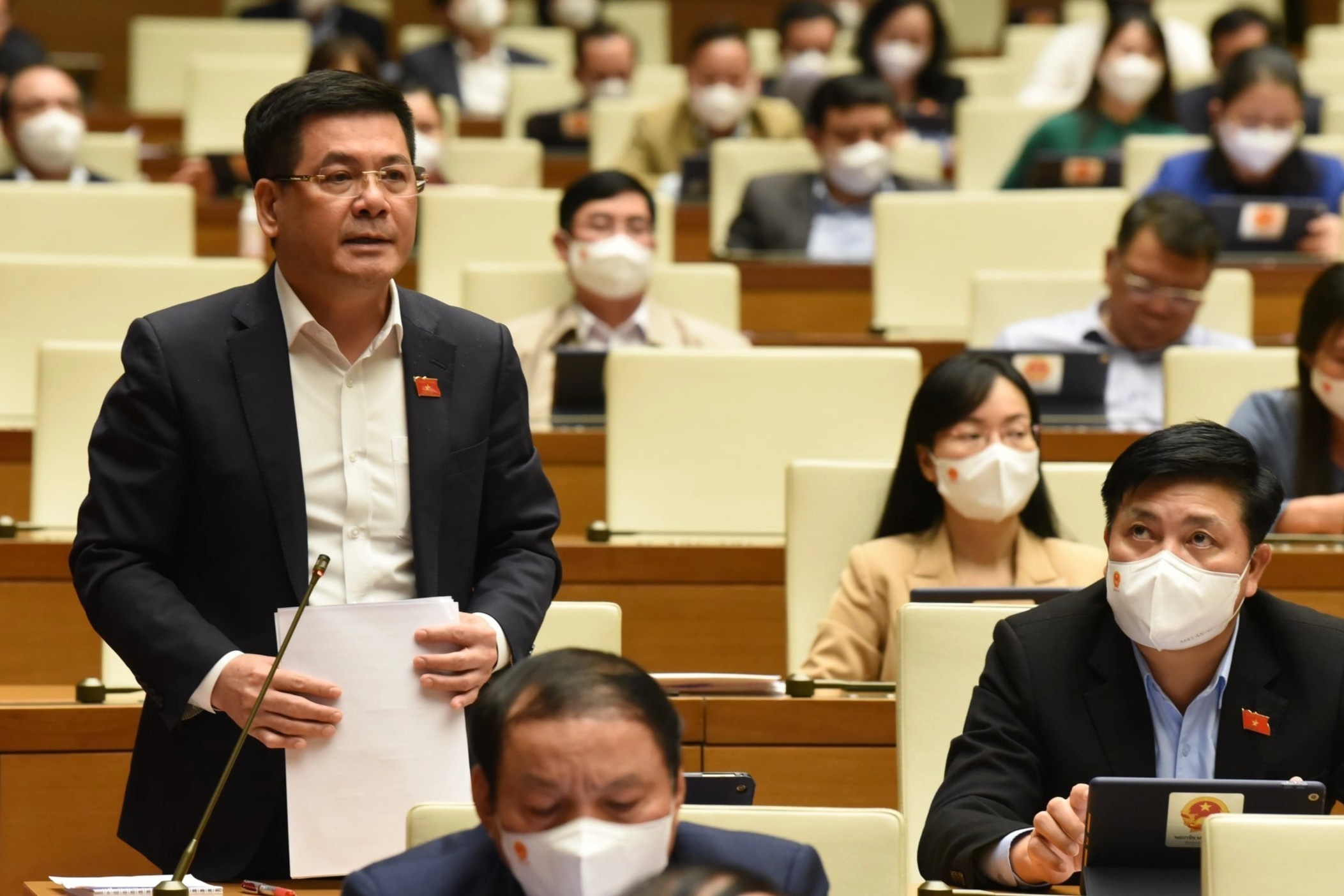 3 bo truong giai trinh o phien thao luan kinh te - xa hoi hinh anh