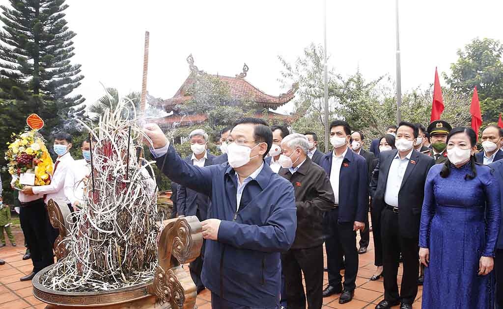 Chu tich Quoc hoi nhay sap,  nem con anh 1