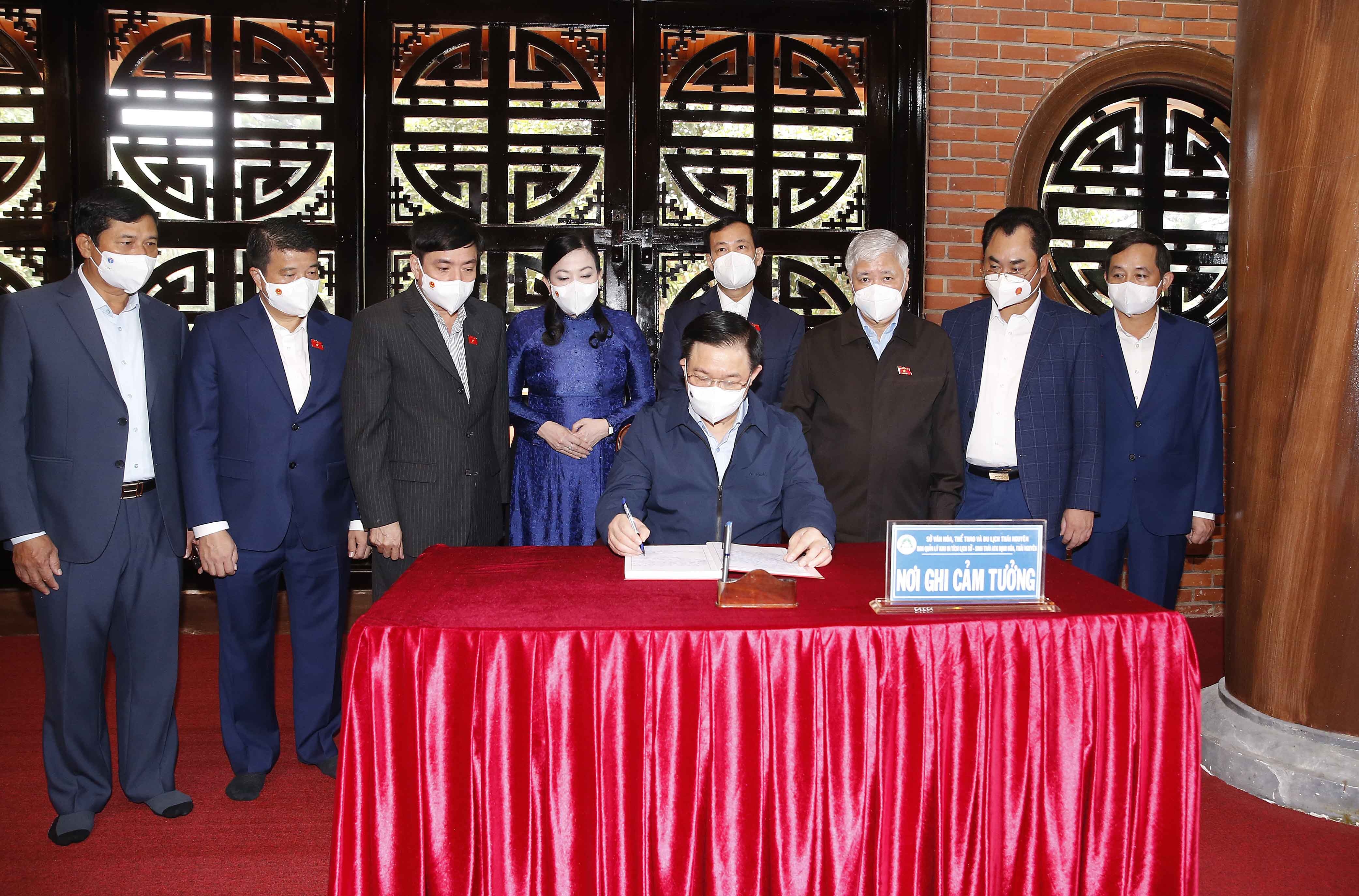 Chu tich Quoc hoi nhay sap,  nem con anh 2