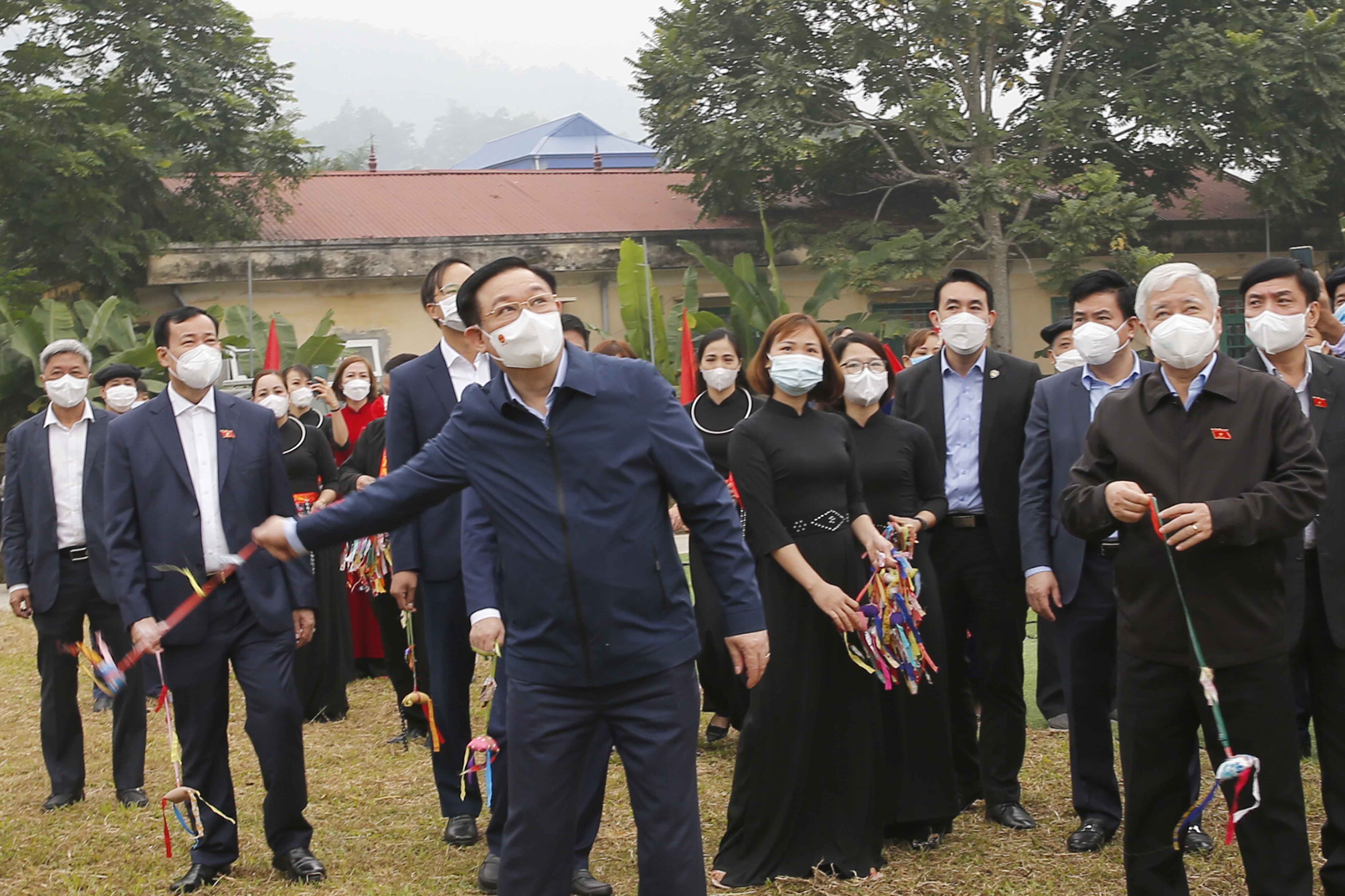 Chu tich Quoc hoi nhay sap,  nem con anh 8