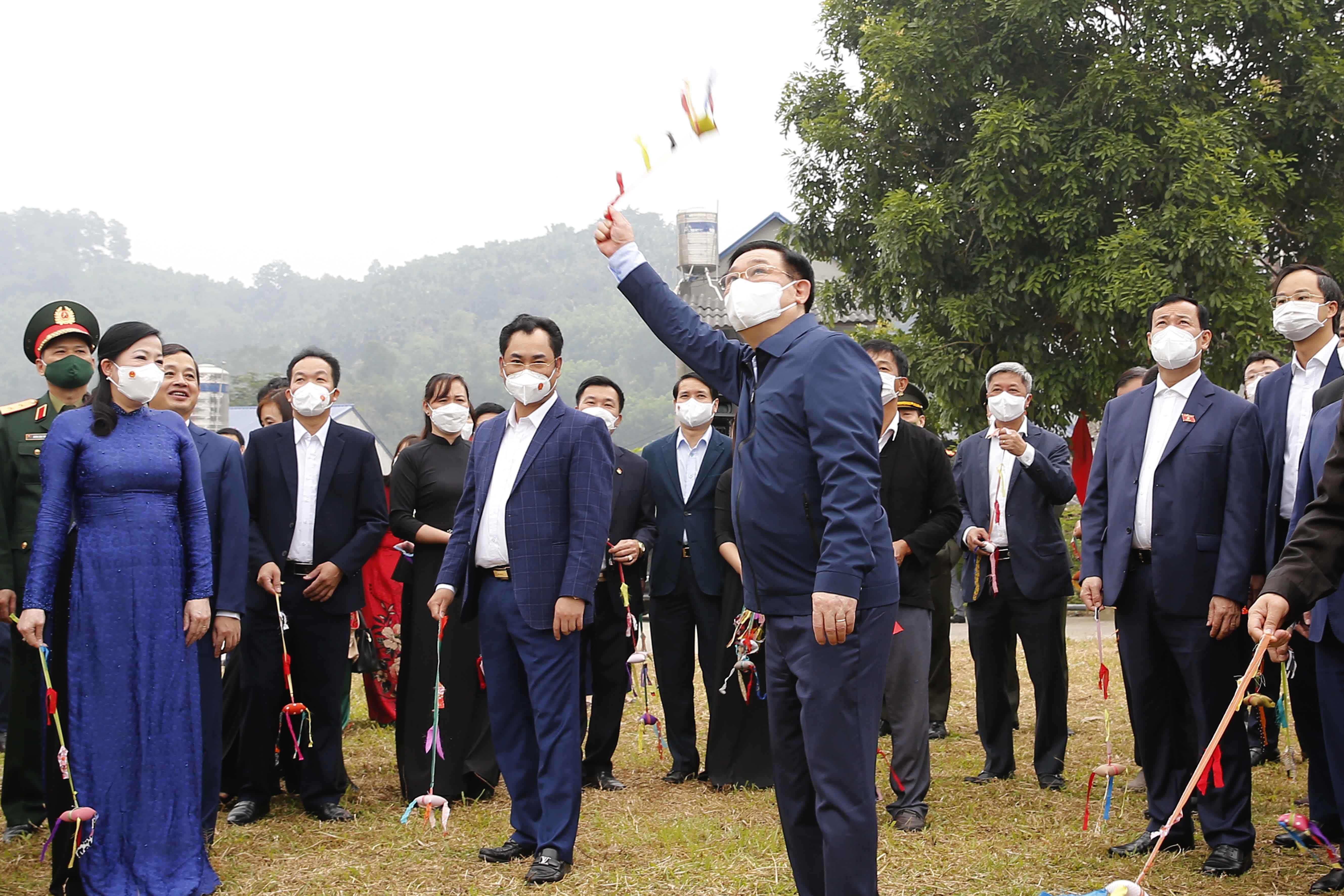 Chu tich Quoc hoi nhay sap,  nem con anh 7