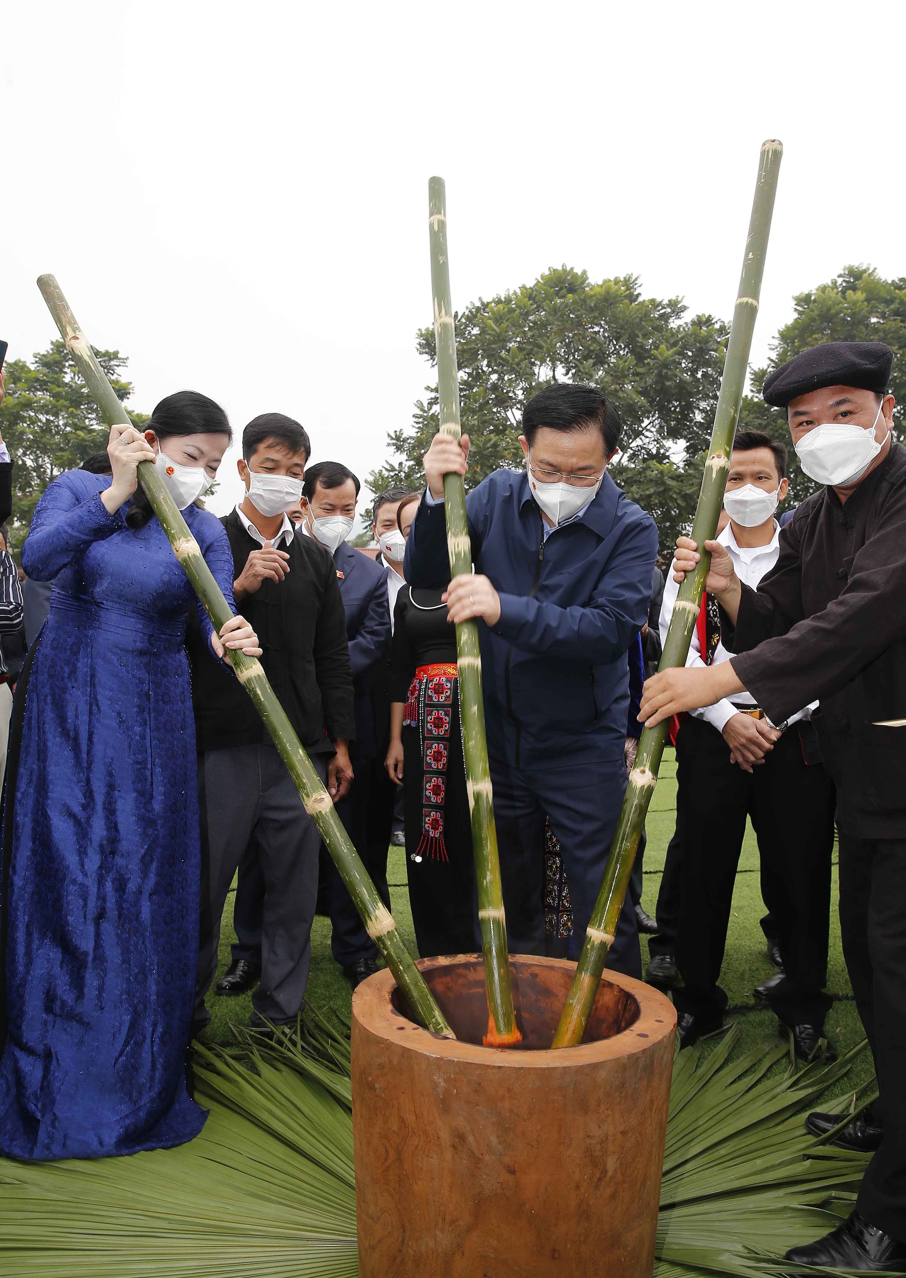 Chu tich Quoc hoi nhay sap,  nem con anh 6