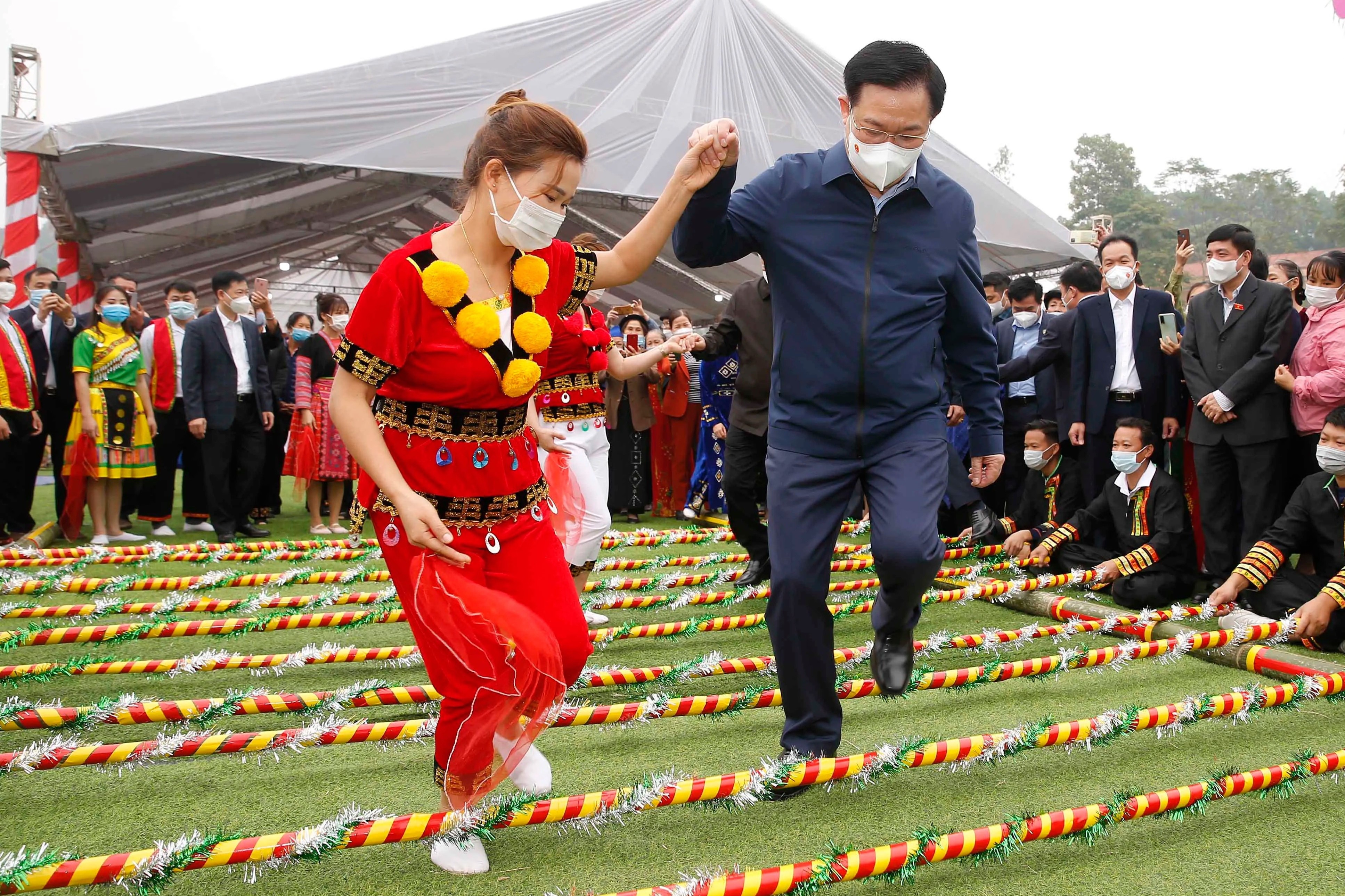 Chu tich Quoc hoi nhay sap, nem con trong ngay hoi doan ket toan dan hinh anh