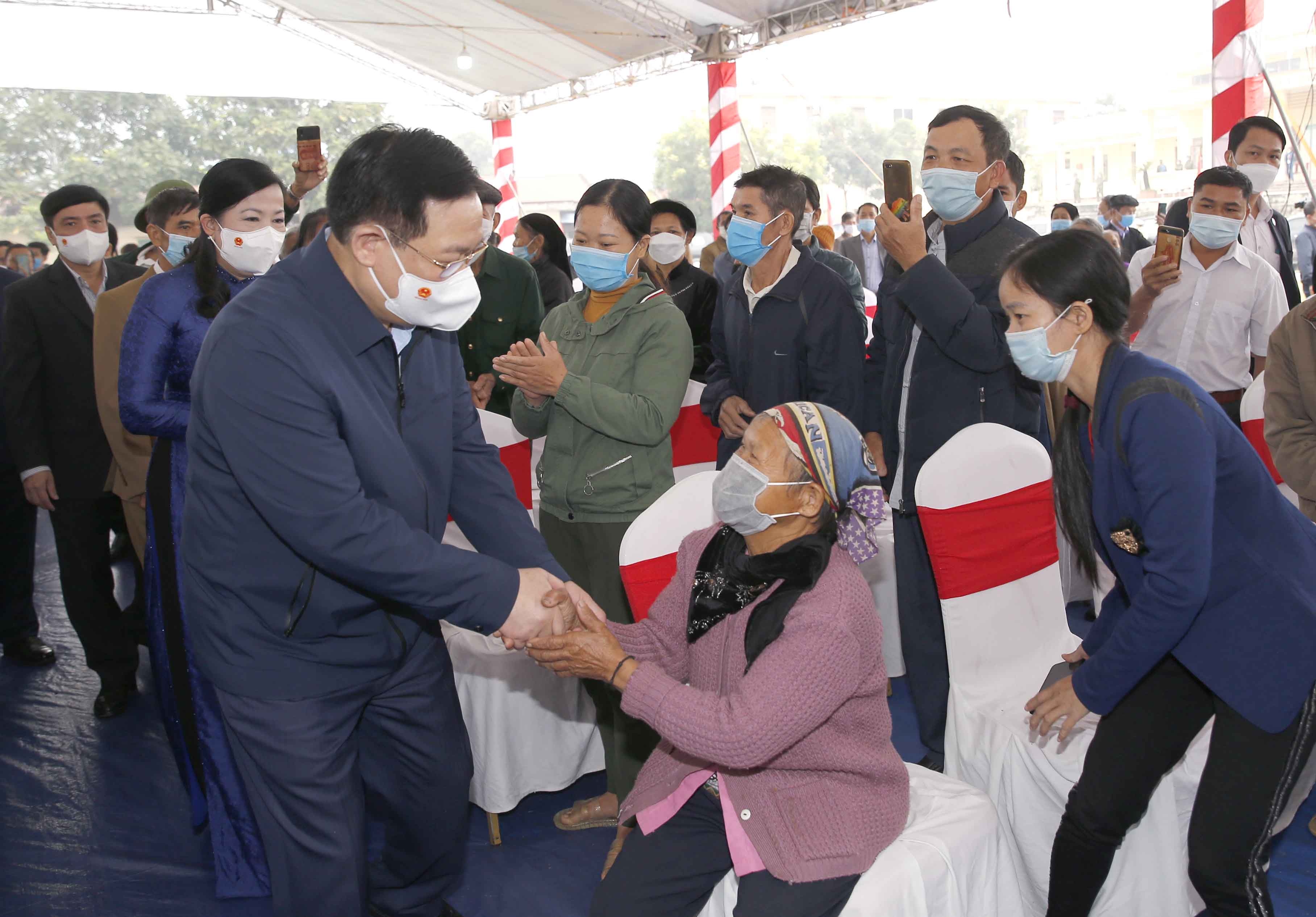 Chu tich Quoc hoi nhay sap,  nem con anh 5