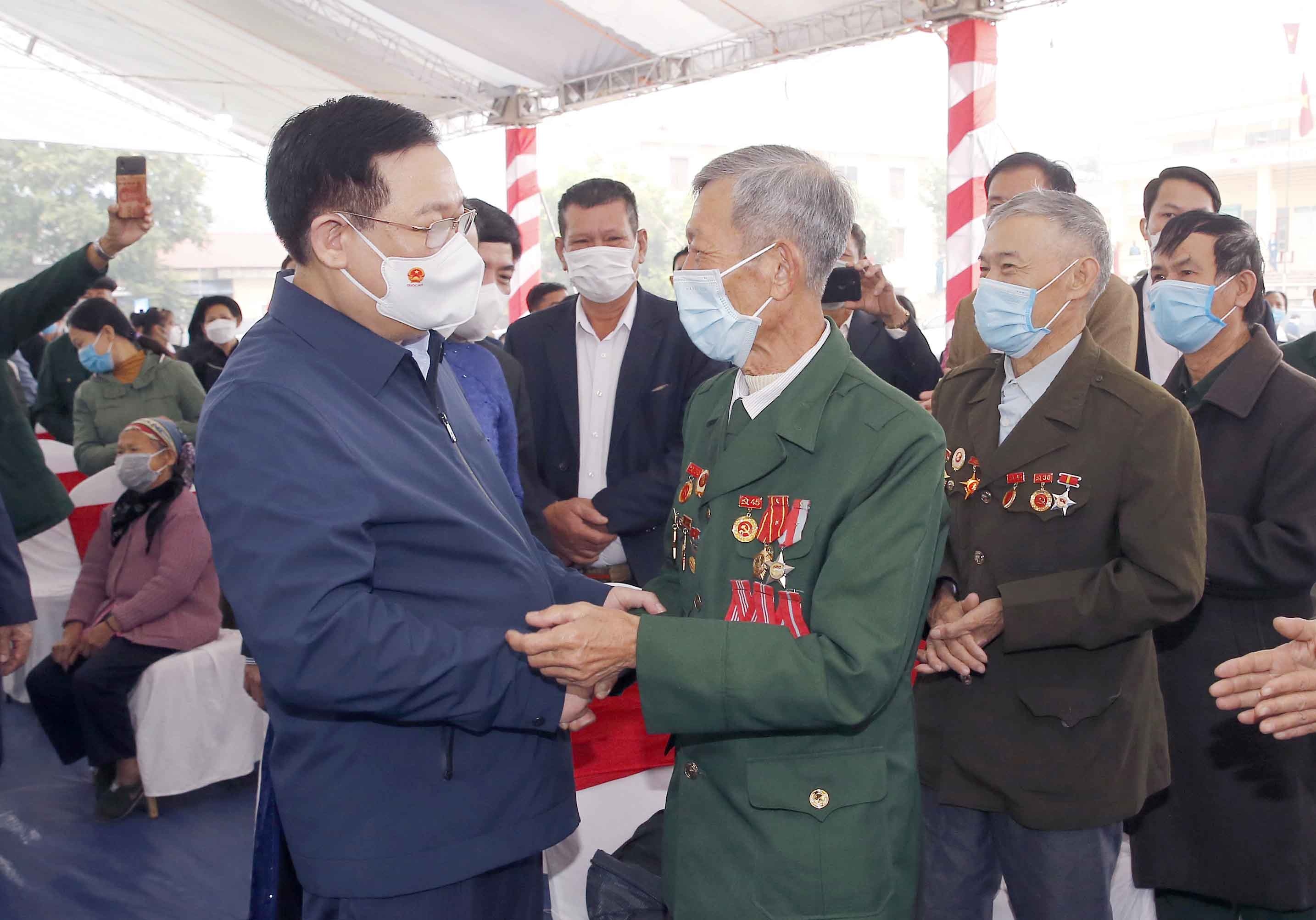 Chu tich Quoc hoi nhay sap,  nem con anh 3