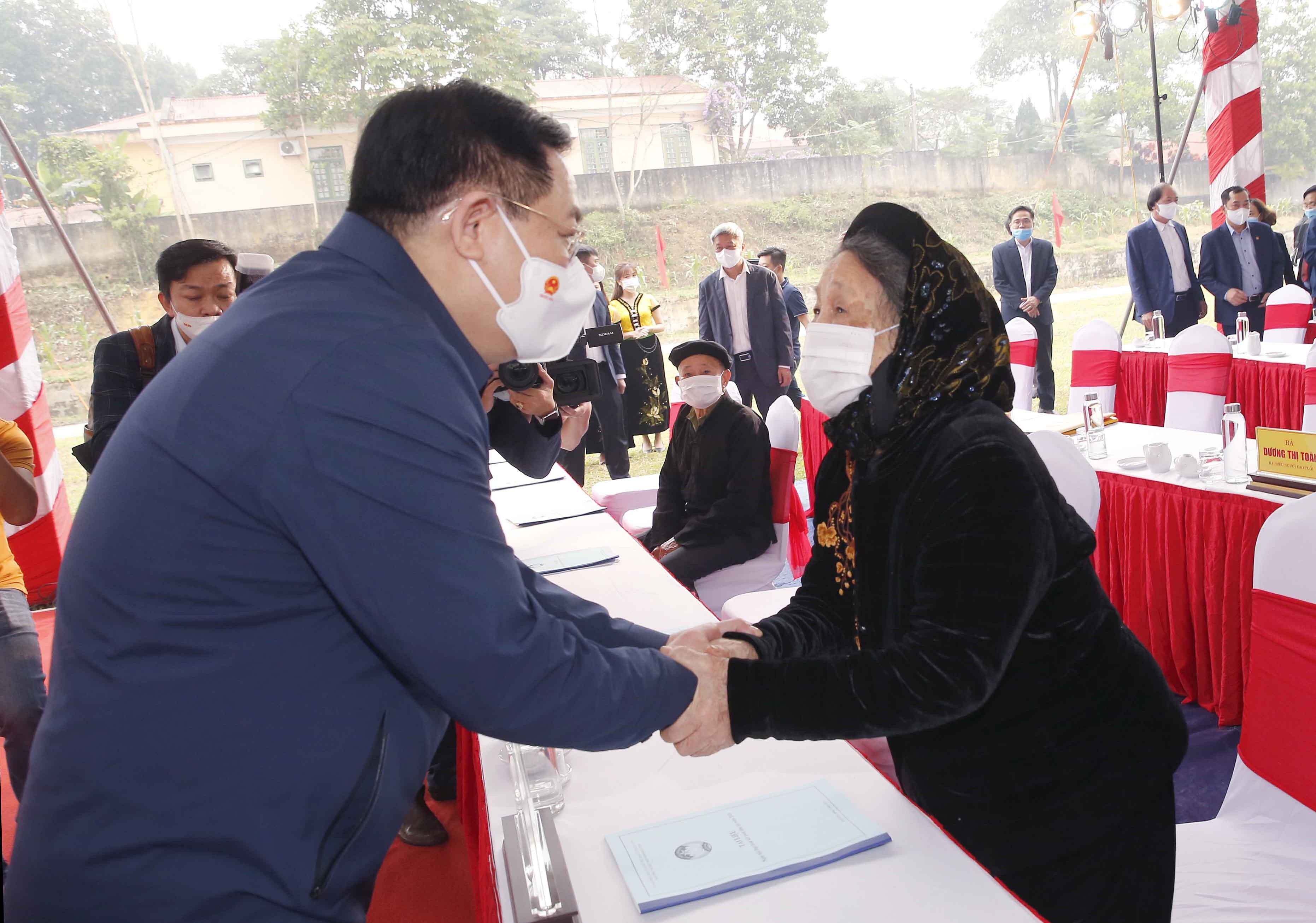 Chu tich Quoc hoi nhay sap,  nem con anh 4