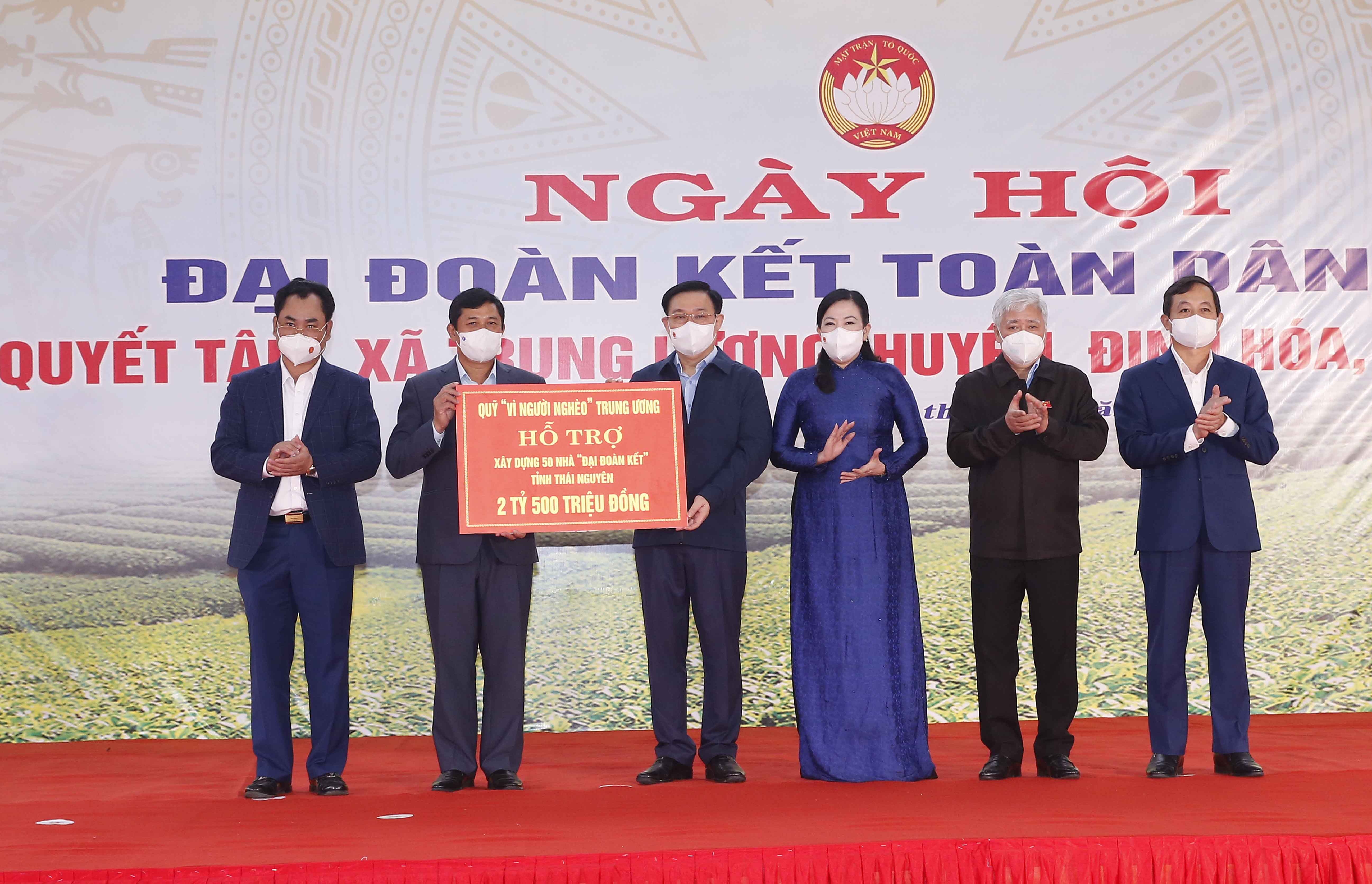 Chu tich Quoc hoi nhay sap,  nem con anh 10