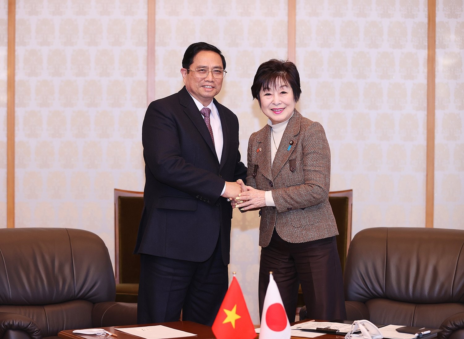 Con so an tuong trong chuyen tham Nhat cua Thu tuong anh 4