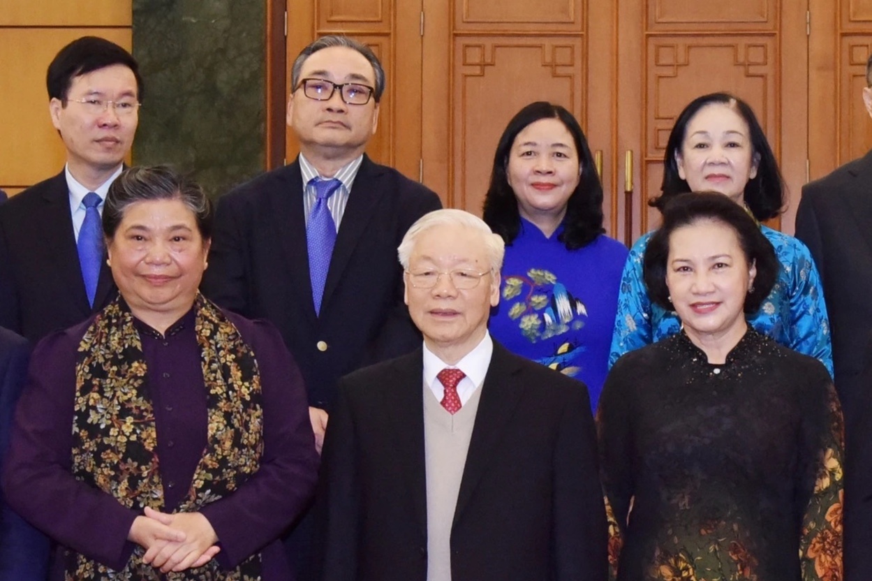 6 uy vien Bo Chinh tri khoa XII nhan quyet dinh nghi che do hinh anh