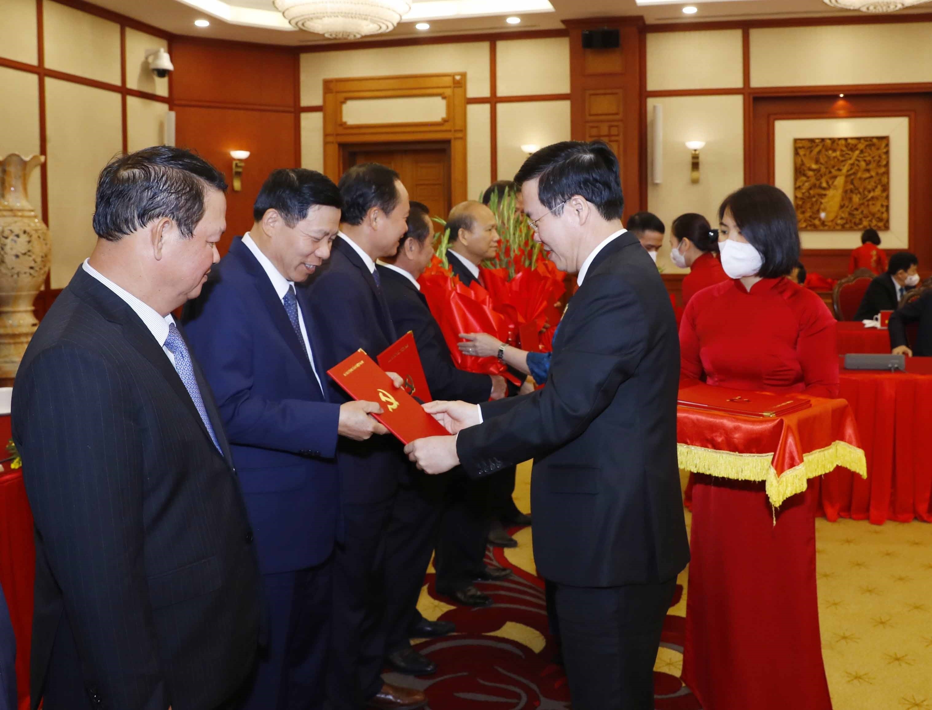 28 uy vien Trung uong khoa XII nhan quyet dinh nghi huu hinh anh