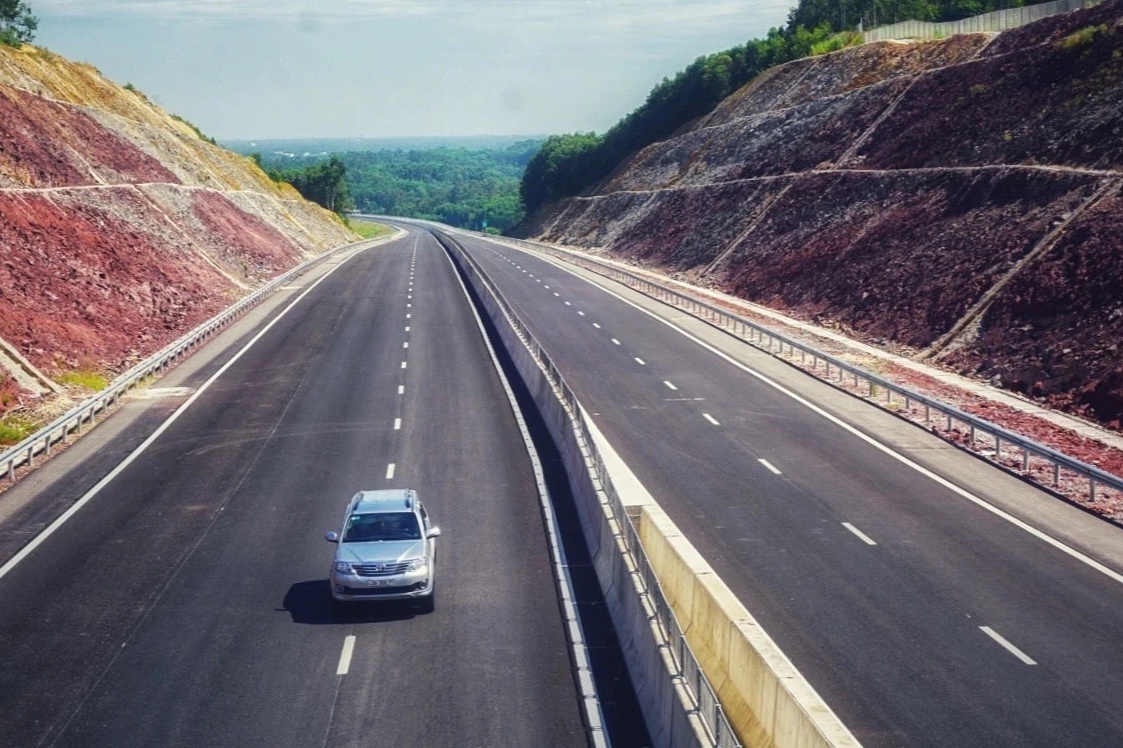 Chinh phu muon dung tien phuc hoi kinh te de xay cao toc Bac - Nam hinh anh