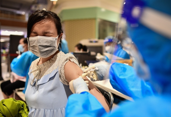 Xem xet xu ly nguoi khong chiu tiem vaccine ngua Covid-19 hinh anh