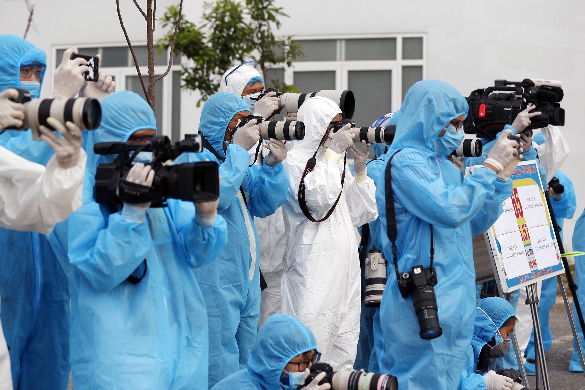 Doanh thu bao chi sut giam do anh huong nang ne cua Covid-19 hinh anh