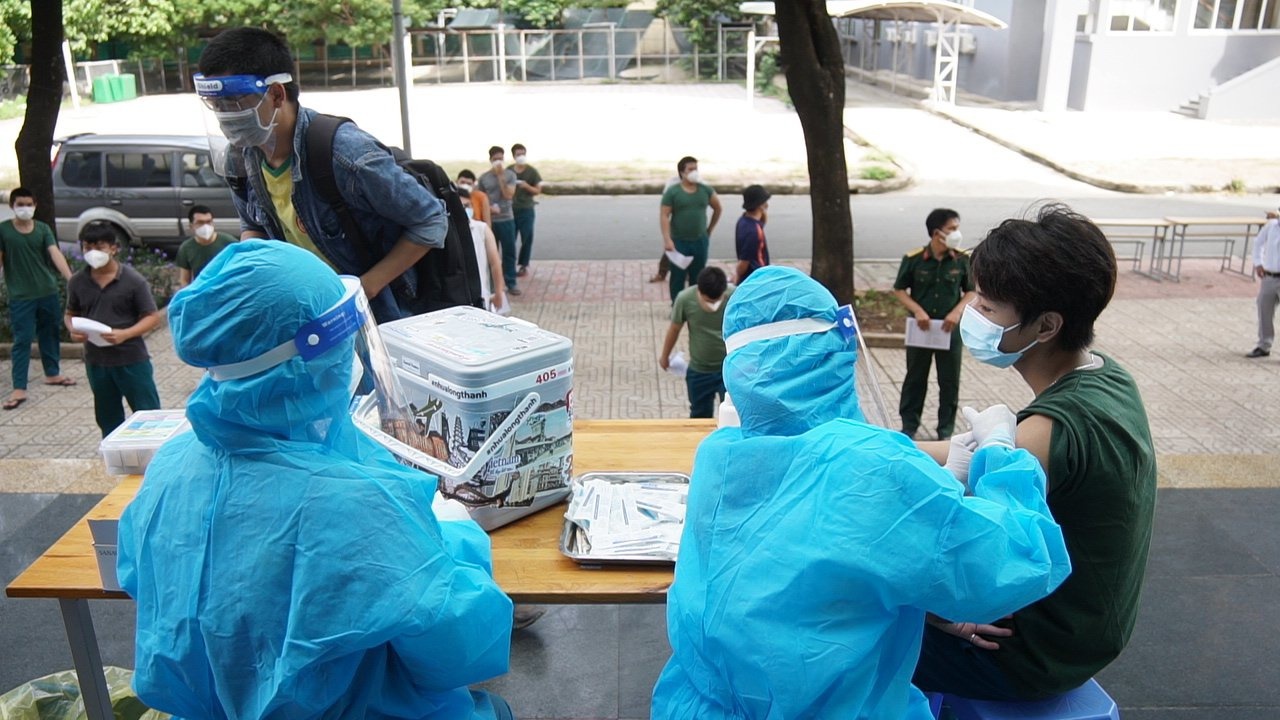 Thu tuong chi dao den nha nguoi co nguy co cao tiem vaccine hinh anh