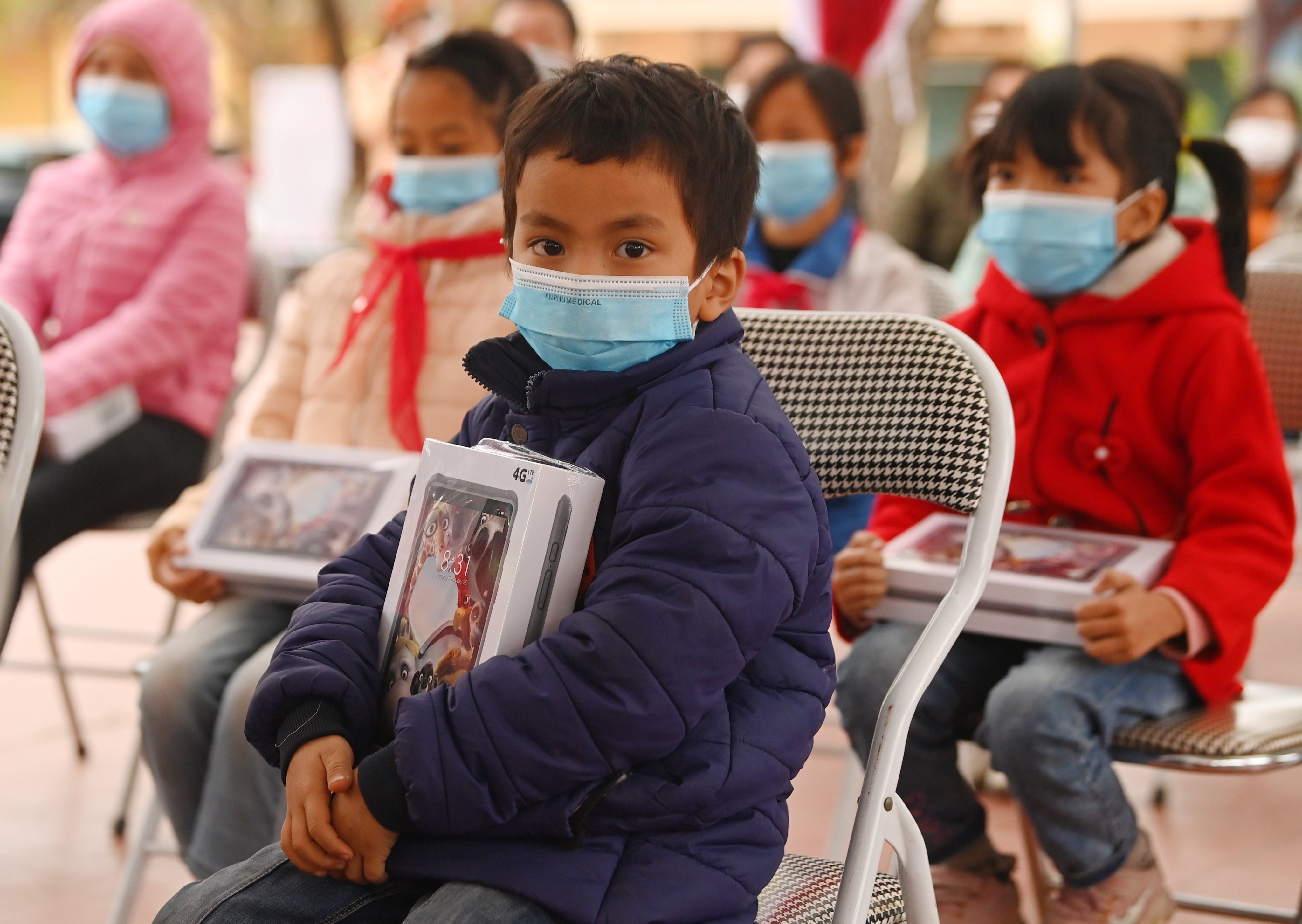 Bi thu Thai Nguyen trao may tinh hoc online cho hoc sinh ngheo hinh anh