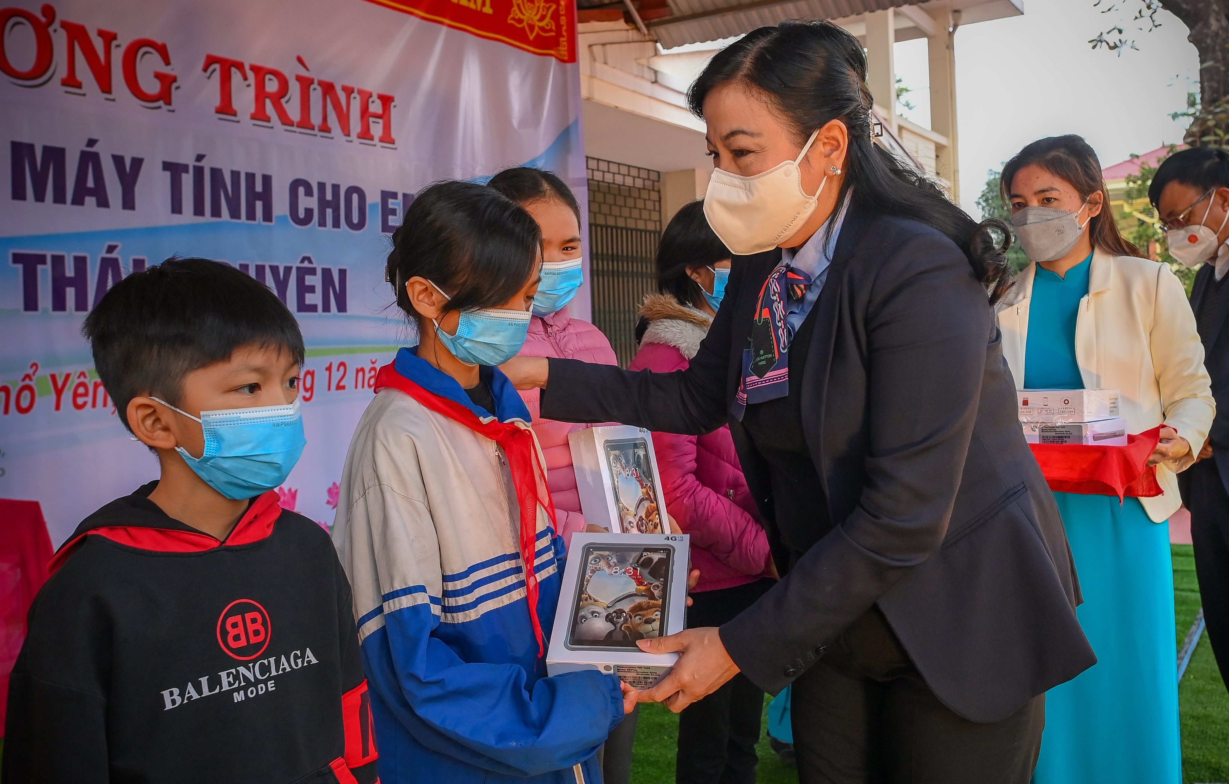 Bi thu Thai Nguyen trao may tinh cho cac hoc sinh ngheo anh 2