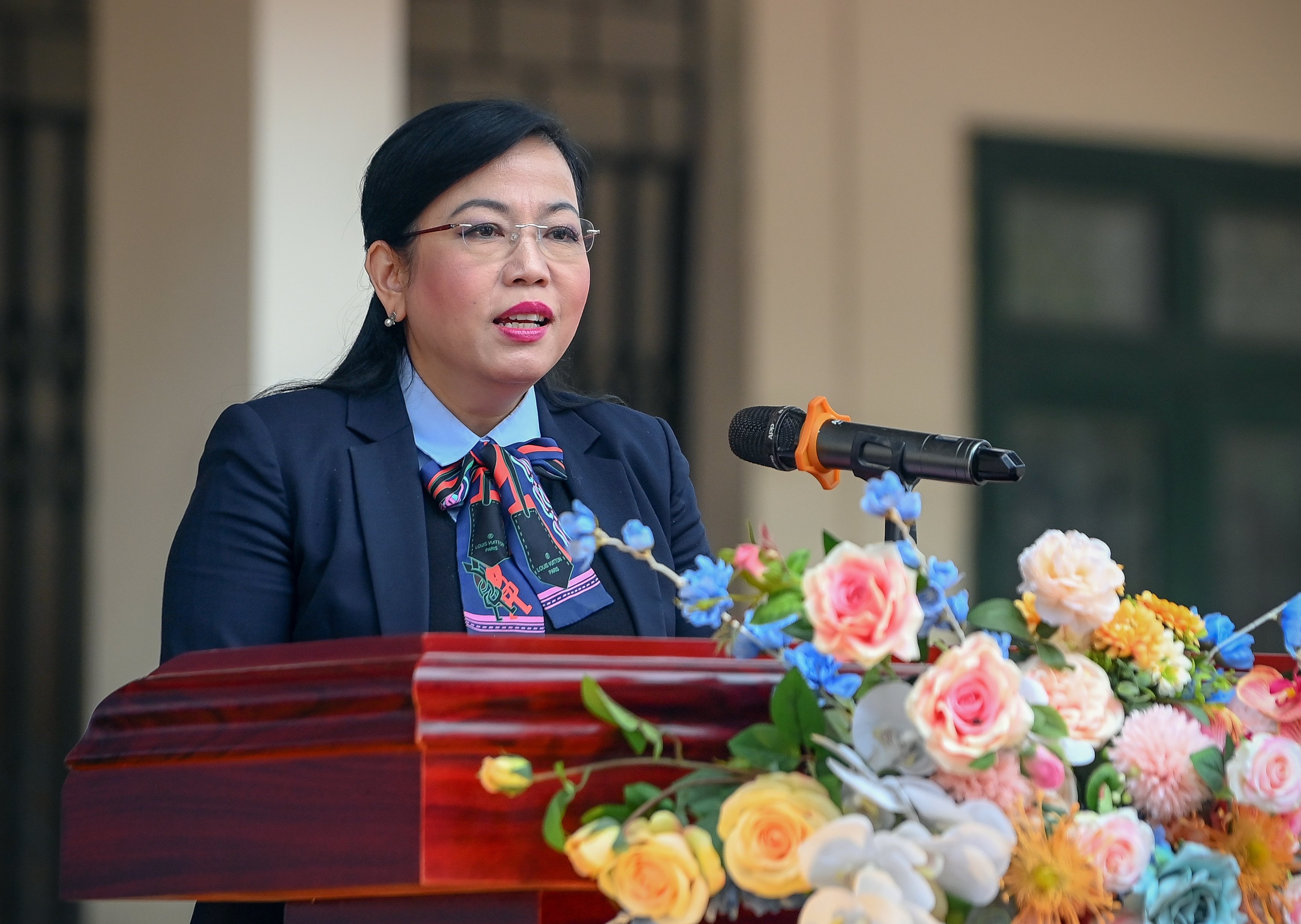 Bi thu Thai Nguyen trao may tinh cho cac hoc sinh ngheo anh 1