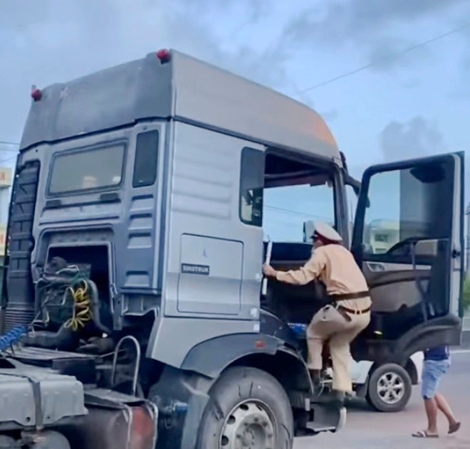 Giam doc So GTVT Binh Dinh noi ve viec cap bang cho tai xe 'tam than' hinh anh