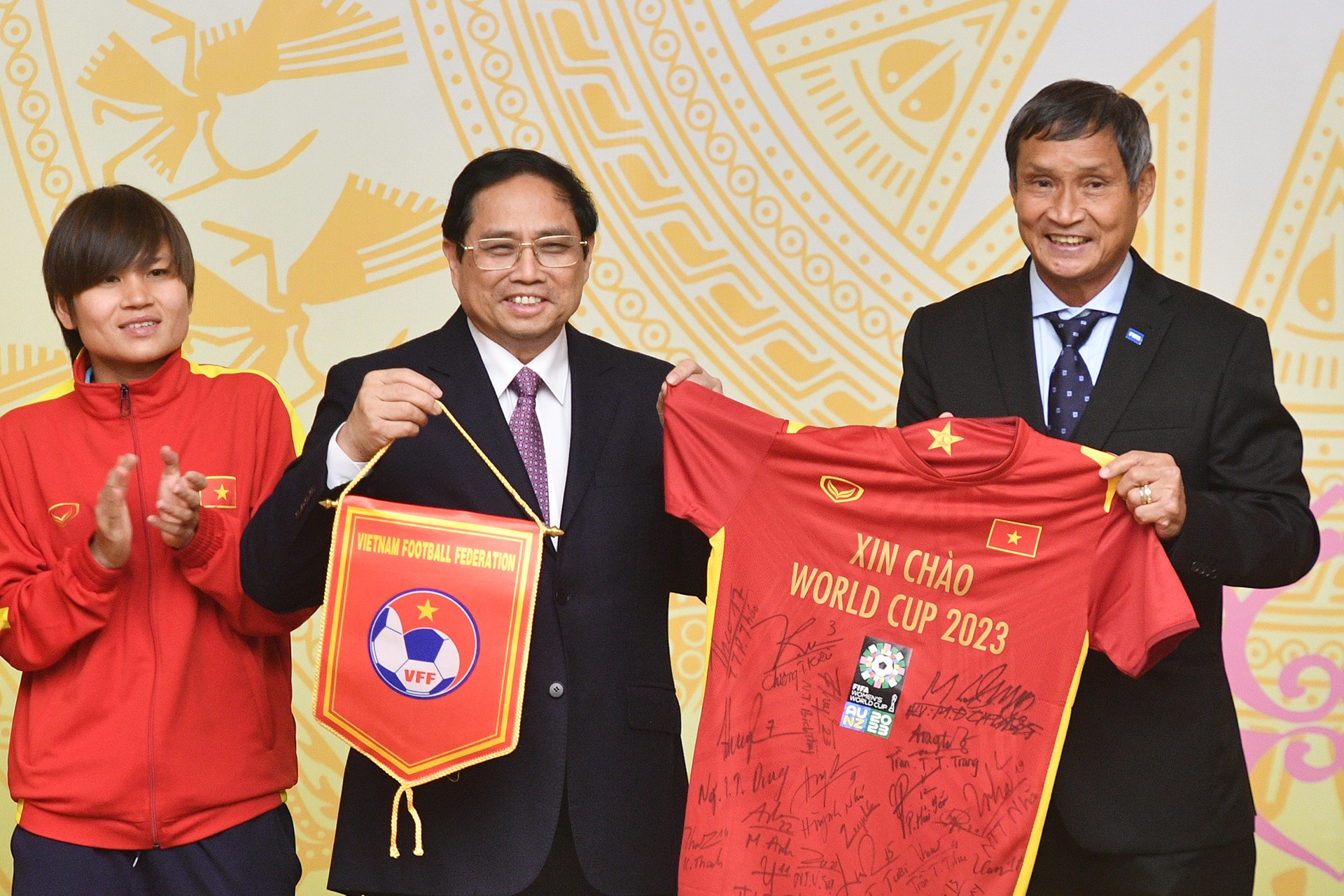 Thu tuong Pham Minh Chinh gap cac 'co gai vang' cua tuyen bong da nu hinh anh