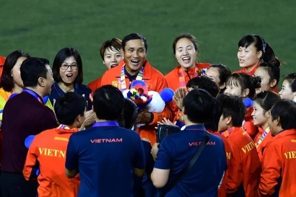 Chu tich nuoc tang huan chuong cho tuyen nu Viet Nam hinh anh