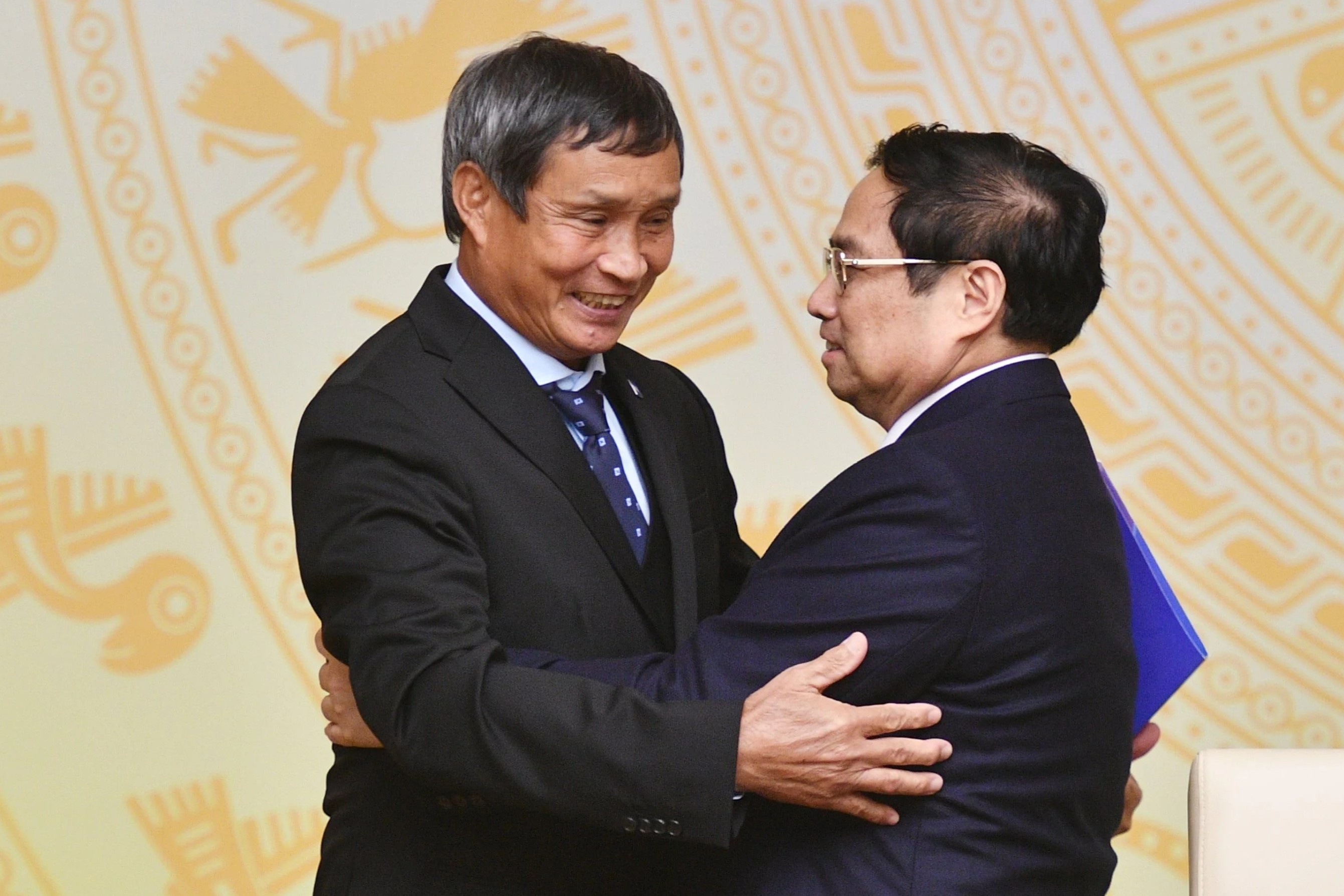 Lo cuoc song cau thu kho khan, Thu tuong keu goi ho tro cho bong da nu hinh anh