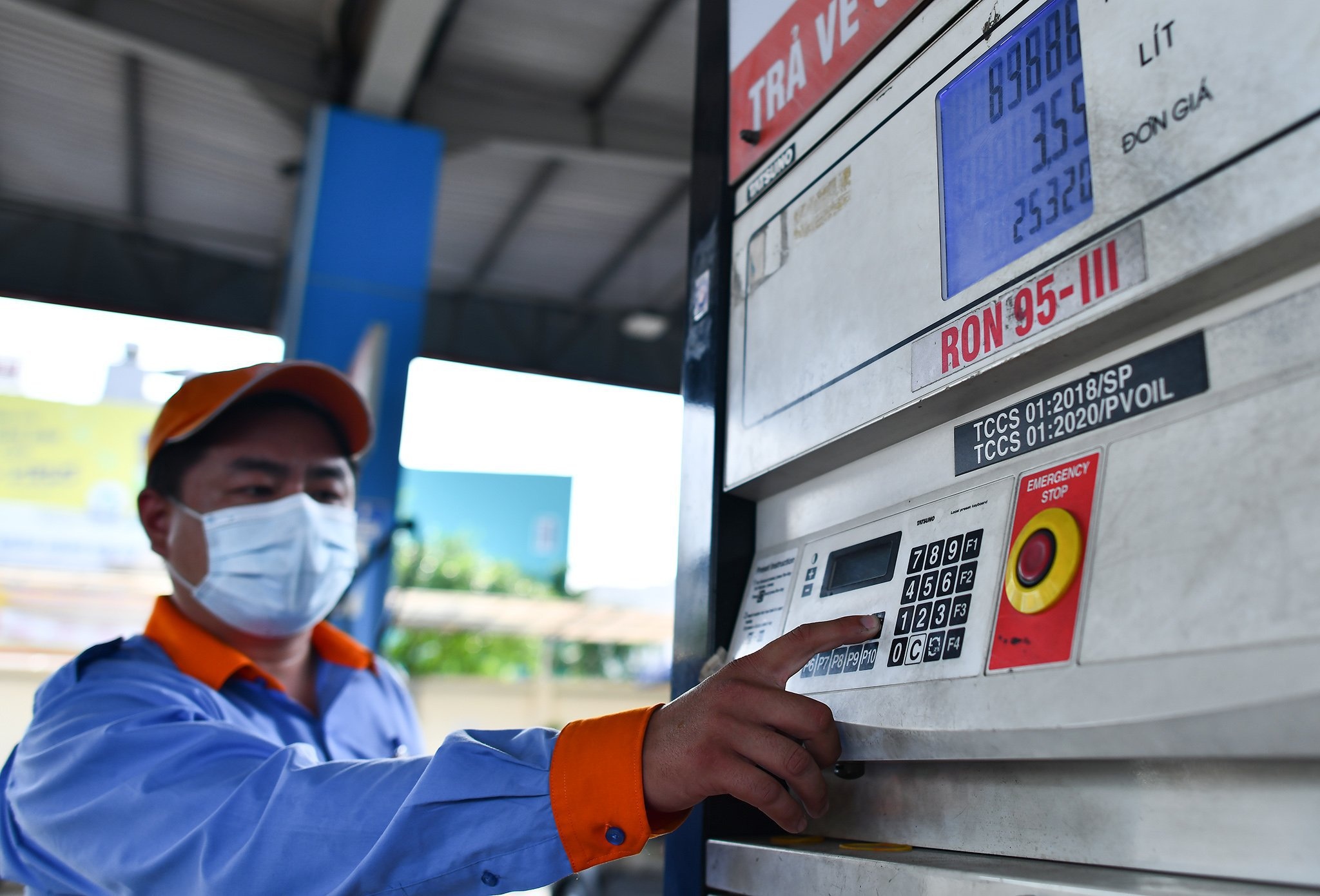 Bo Tai chinh: Gia xang Viet Nam dang thap so voi the gioi hinh anh