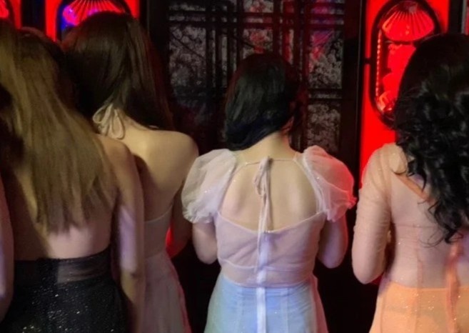 70 nu tiep vien mac mat me cho phuc vu khach karaoke o TP.HCM hinh anh