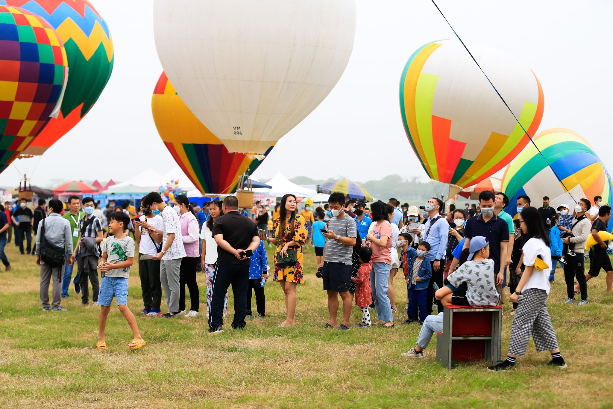 Tam dung dich vu trai nghiem bay tren khinh khi cau anh 1