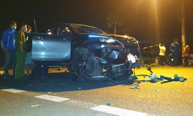 Oto lan lan keo le xe may khien be 2 tuoi tu vong anh 1