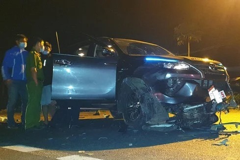 Oto lan lan keo le xe may khien be trai 2 tuoi tu vong hinh anh