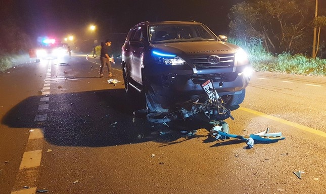 Oto lan lan keo le xe may khien be 2 tuoi tu vong anh 2