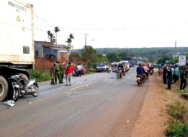 Tai nan lien hoan tren quoc lo 19, 2 nguoi tu vong hinh anh