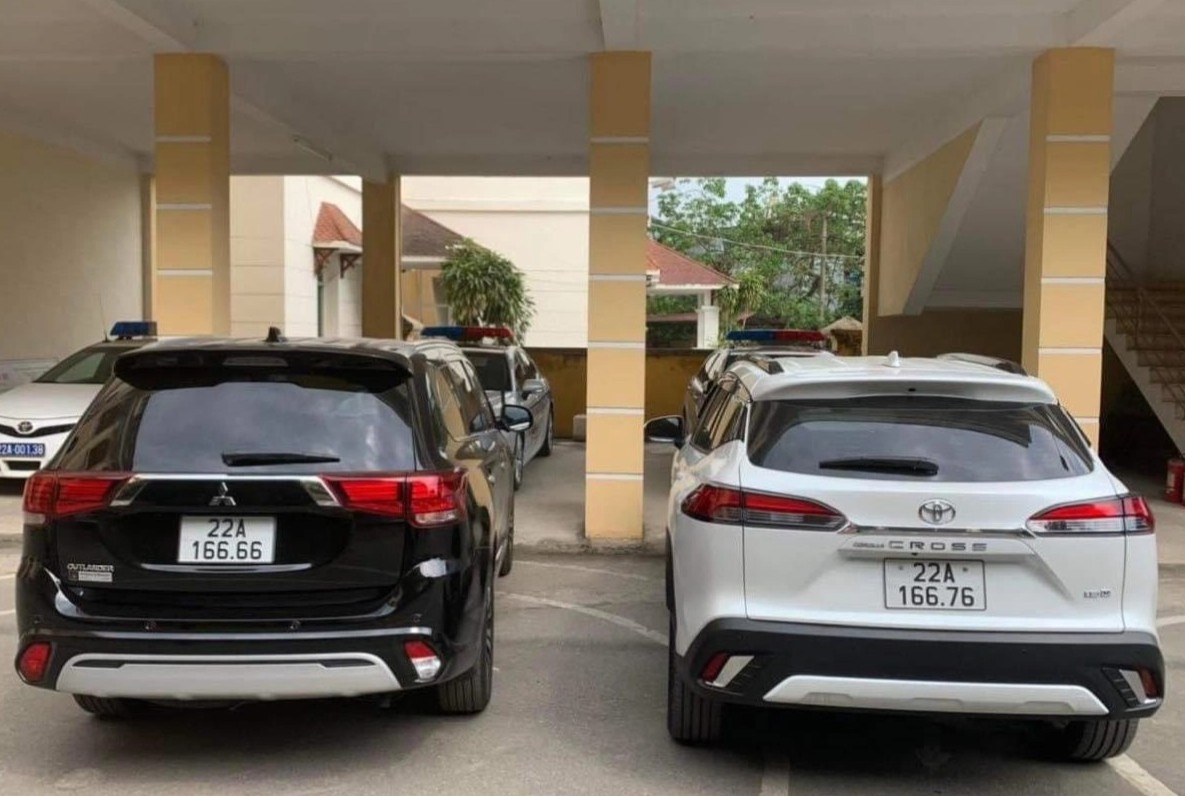 Chinh sua bien so oto, dang anh len Facebook de 'dua' hinh anh