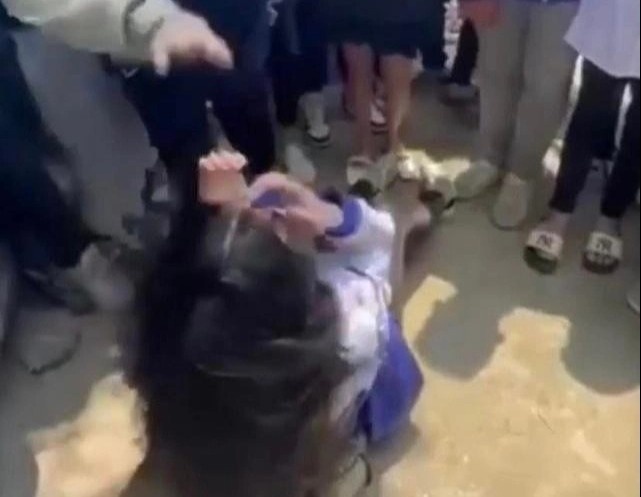 Nu sinh o Thanh Hoa bi danh hoi dong nhap vien hinh anh