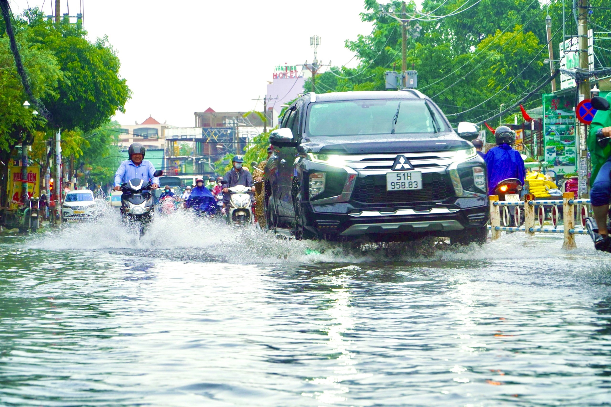 TP.HCM mua lon lam ngap nhieu tuyen duong anh 1